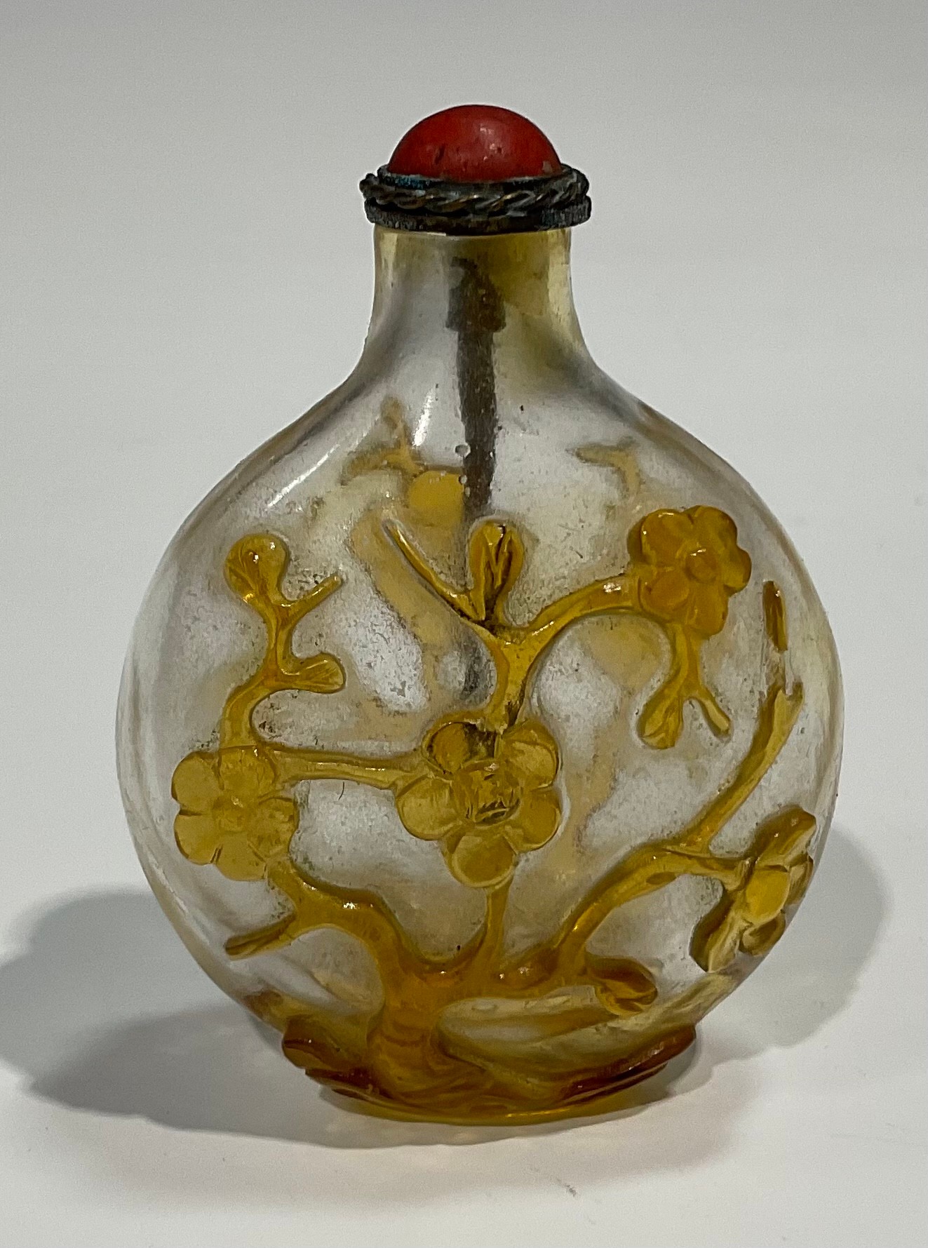 A Chinese Peking glass ovoid snuff bottle, decorated in red overlay with fantail fish against a - Image 9 of 12