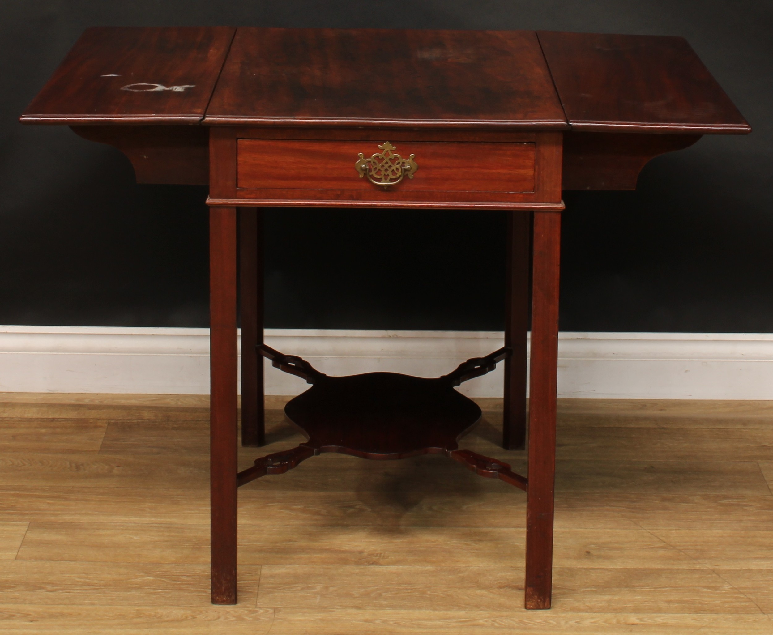 A 19th century mahogany Pembroke table, rectangular top with moulded edge and fall leaves above a - Image 3 of 7