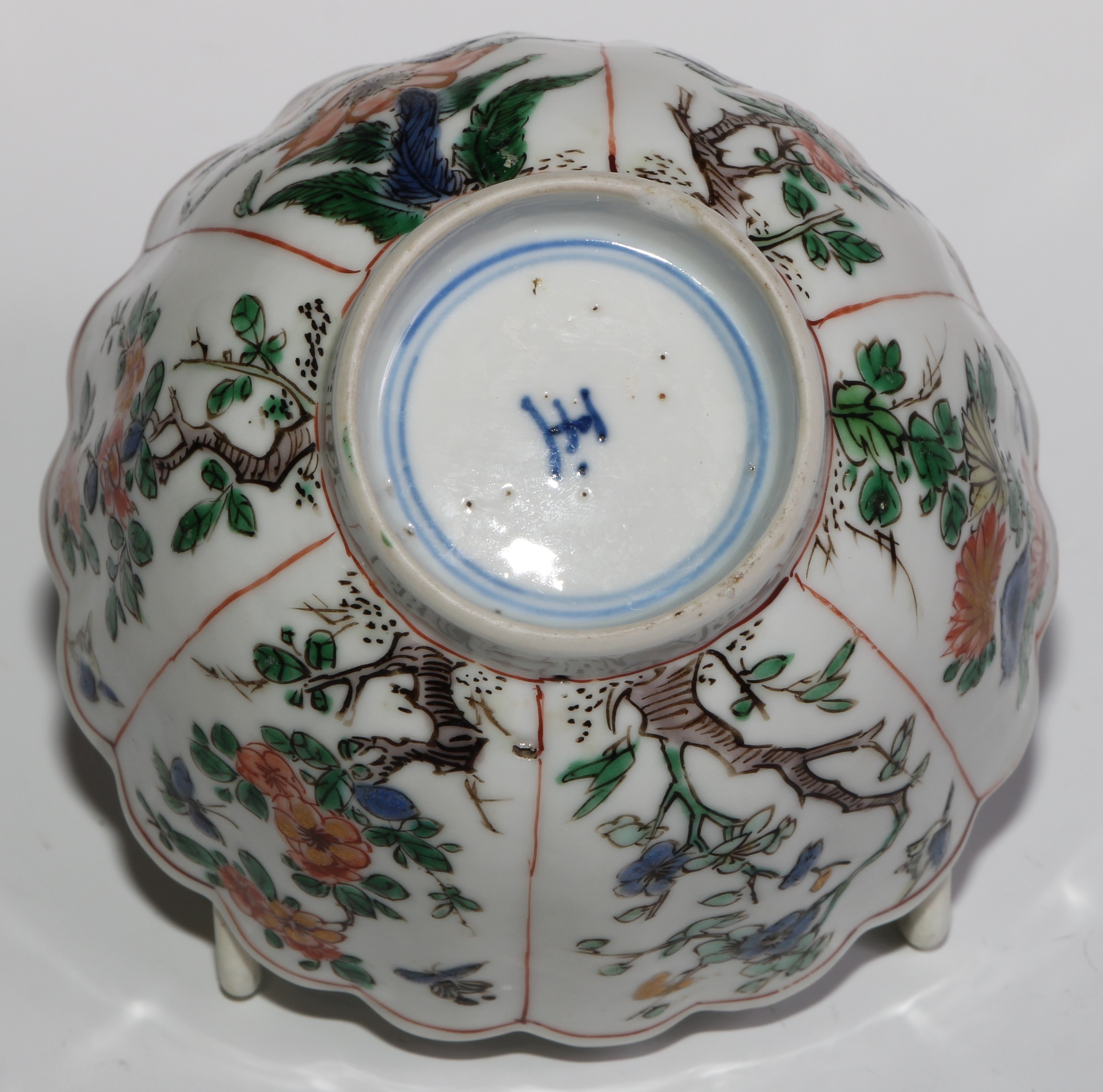 An 18th century Chinese shaped circular tea bowl or wine cup, painted in the famille verte palette - Image 6 of 6