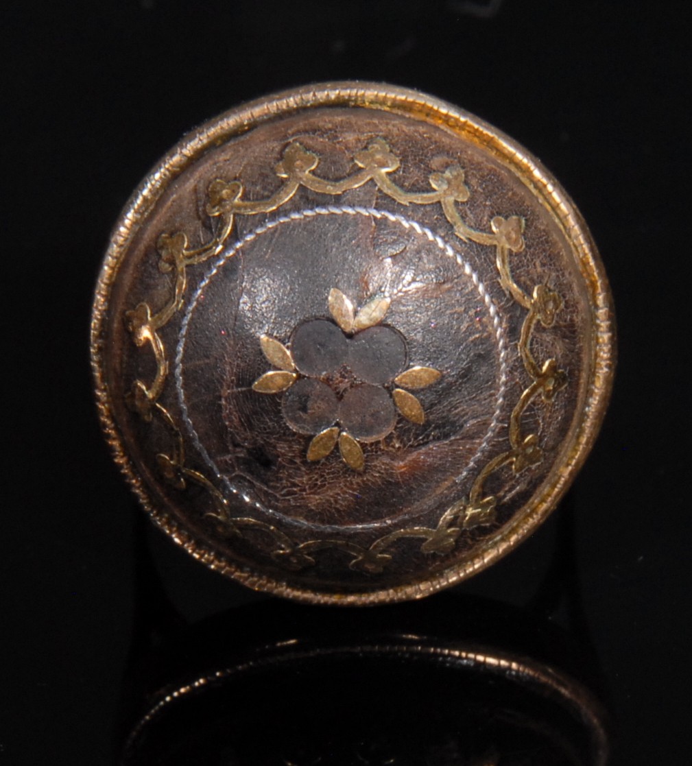 A composed suite of 19th century tortoise shell gold inlaid jewellery, comprising a 22ct gold - Image 2 of 6