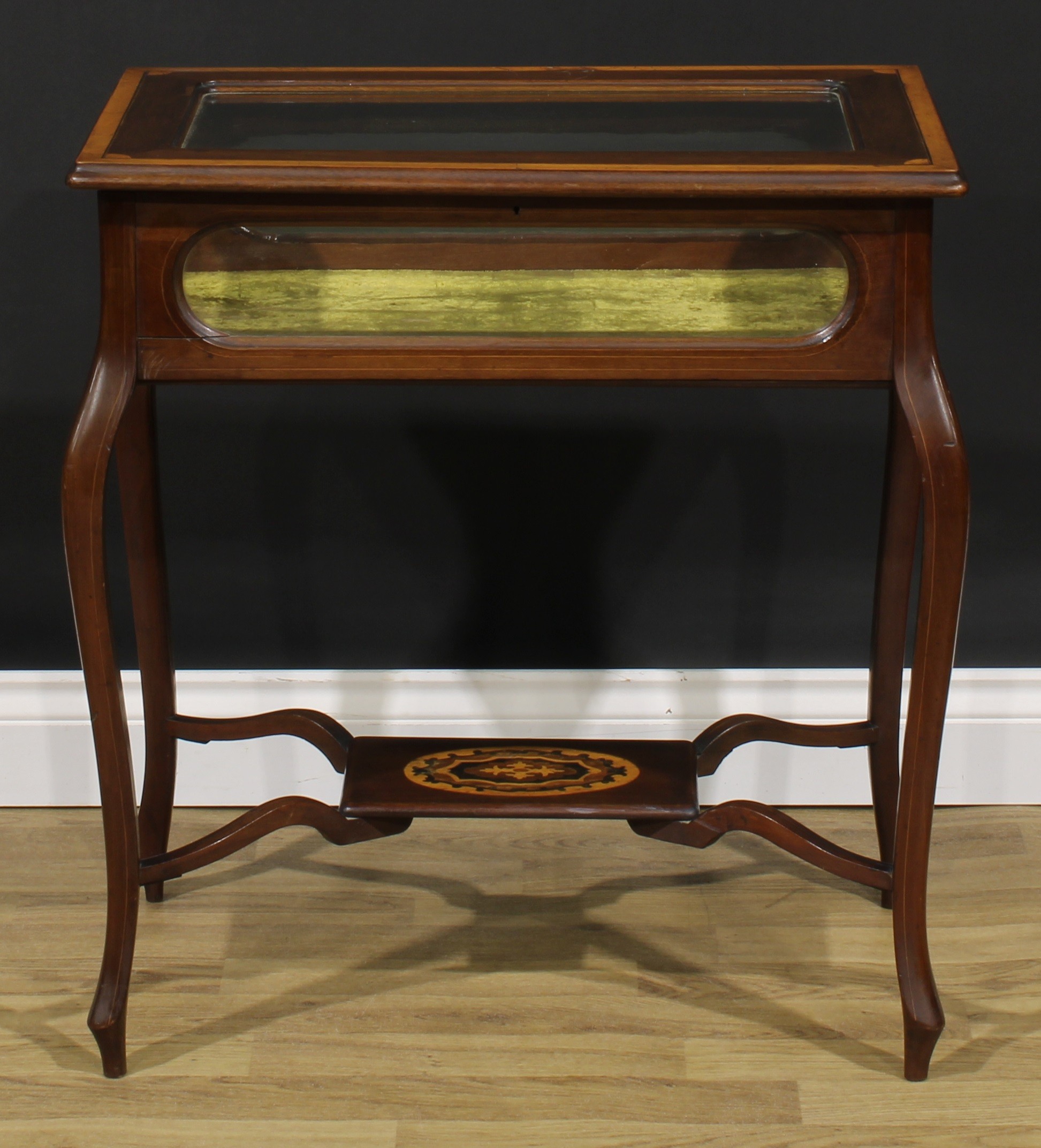 An Edwardian satinwood banded mahogany and marquetry bijouterie table, hinged top, French cabriole - Image 2 of 5