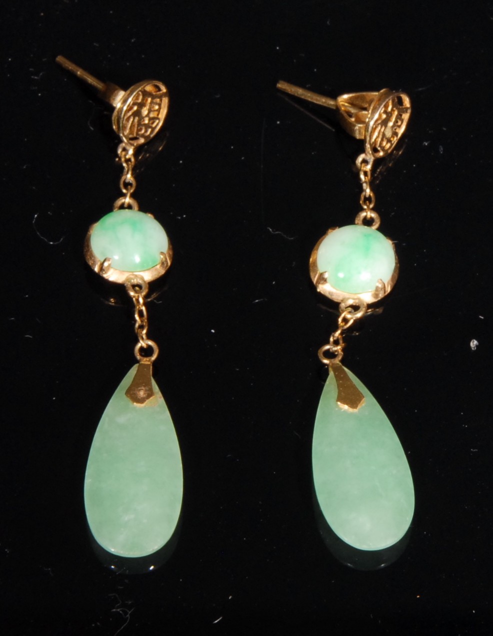 A composed suite of 18ct and 15ct gold jewellery set with polished jade , comprising, an 18ct gold - Image 5 of 5