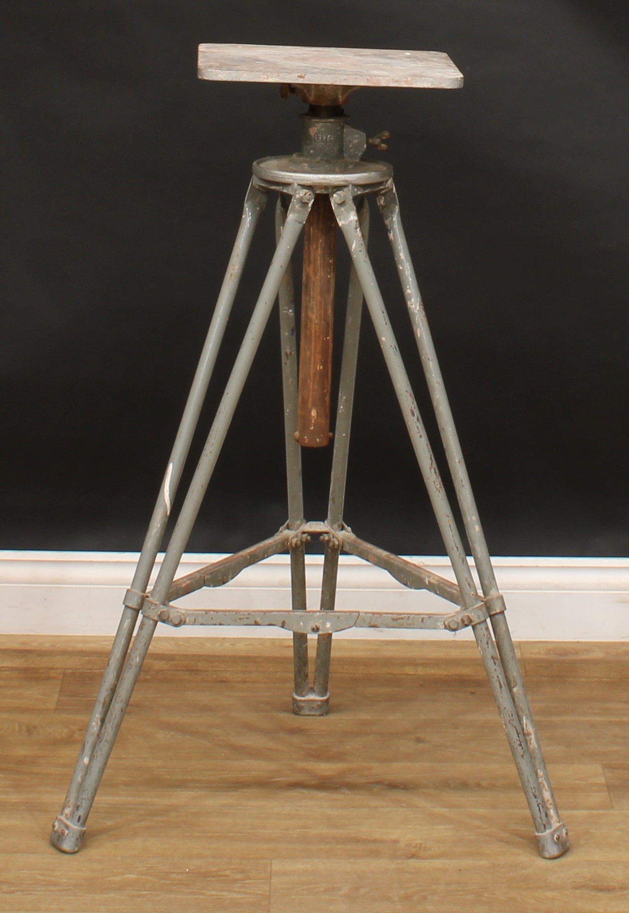 A mid-20th century height-adjustable tripod modelling stand, the Scopas Modelling Stand by Alec - Image 2 of 4