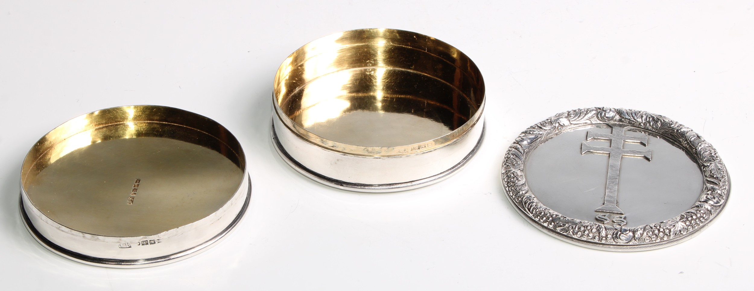 A George IV provincial silver circular 'mean pinch' table snuff box, push-fitting cover applied with - Image 3 of 4