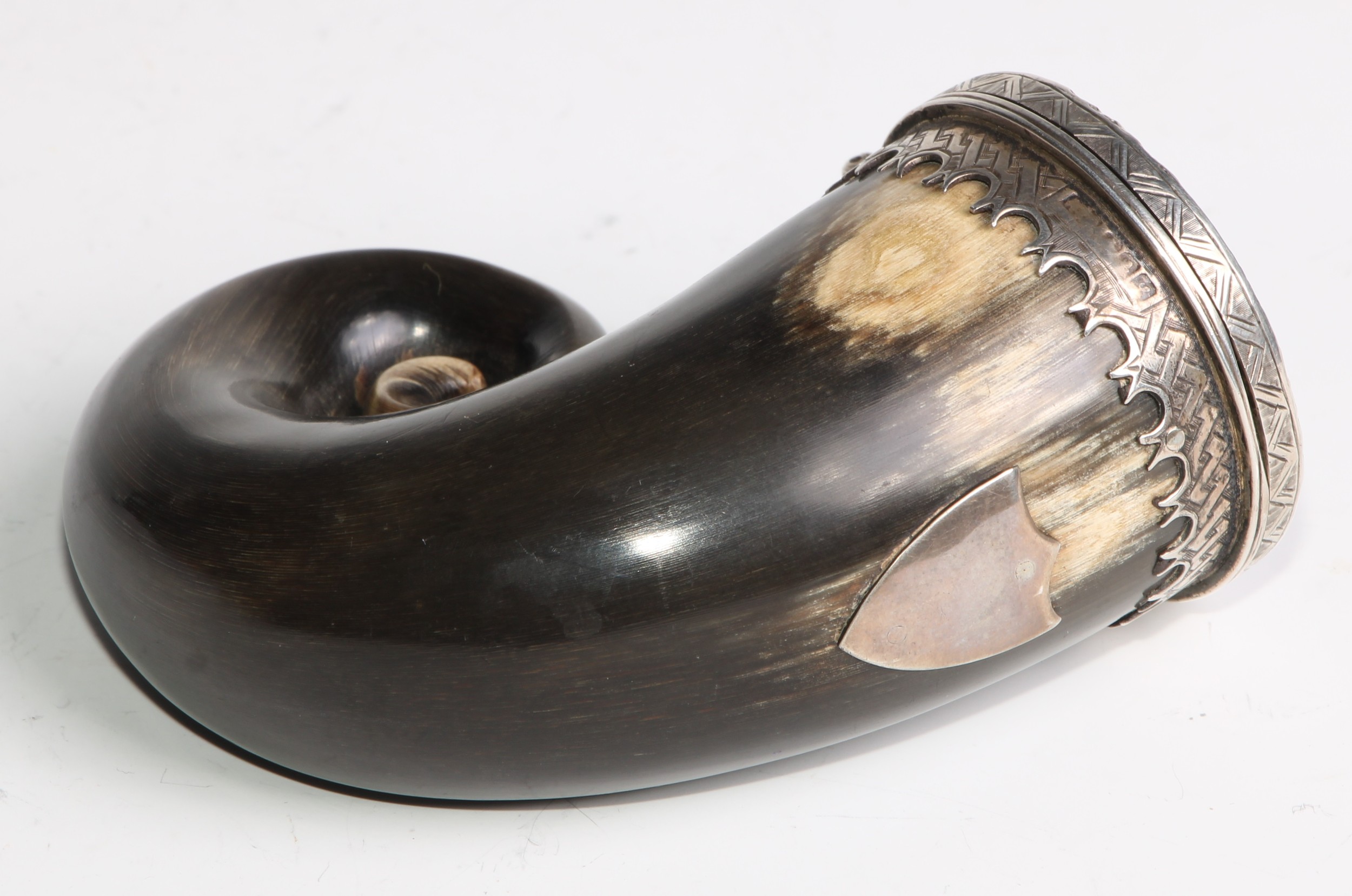 A Scottish silver mounted horn snuff mull, the hinged cover chased with thistles, shaped pendant - Image 3 of 5