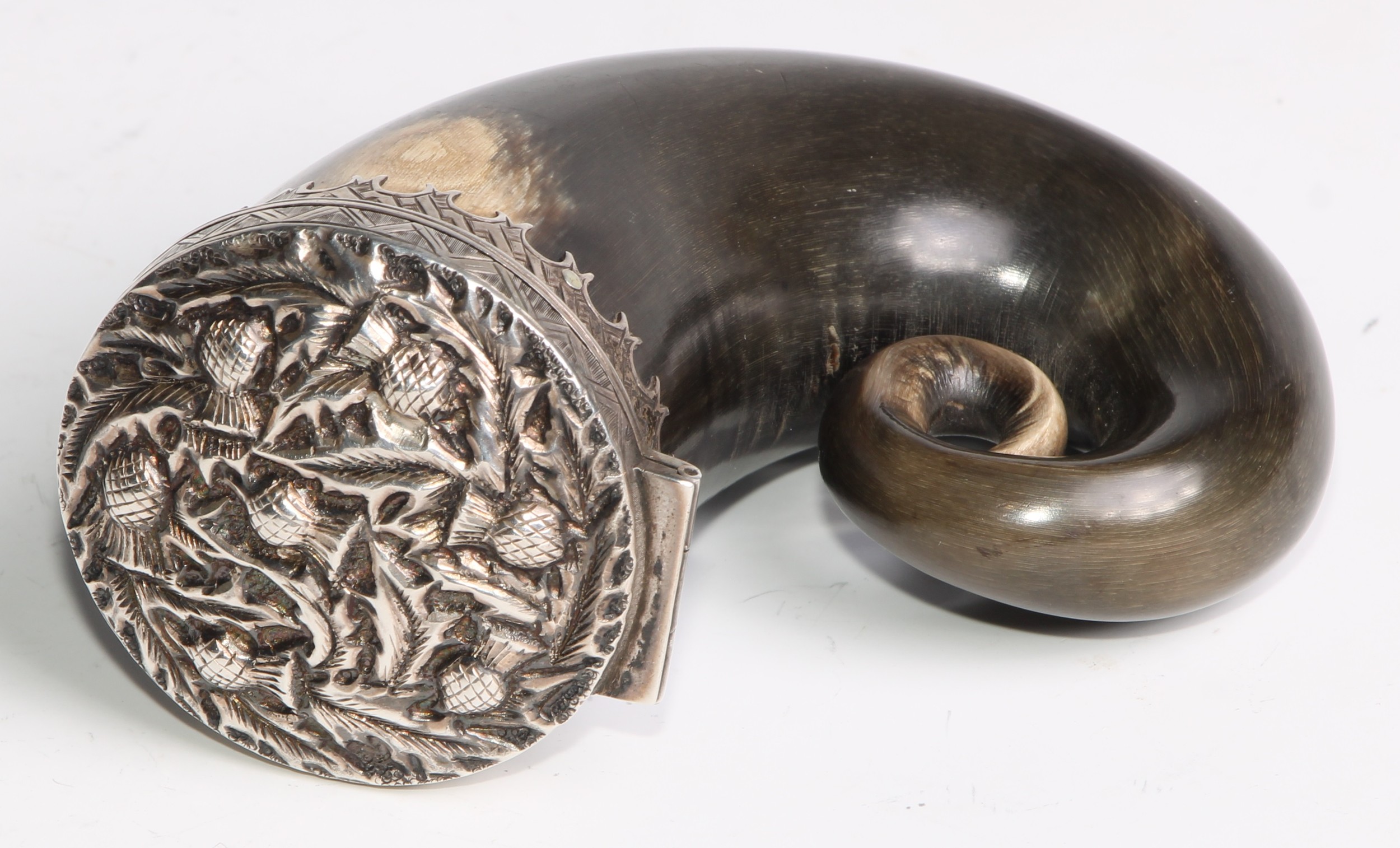 A Scottish silver mounted horn snuff mull, the hinged cover chased with thistles, shaped pendant - Image 4 of 5