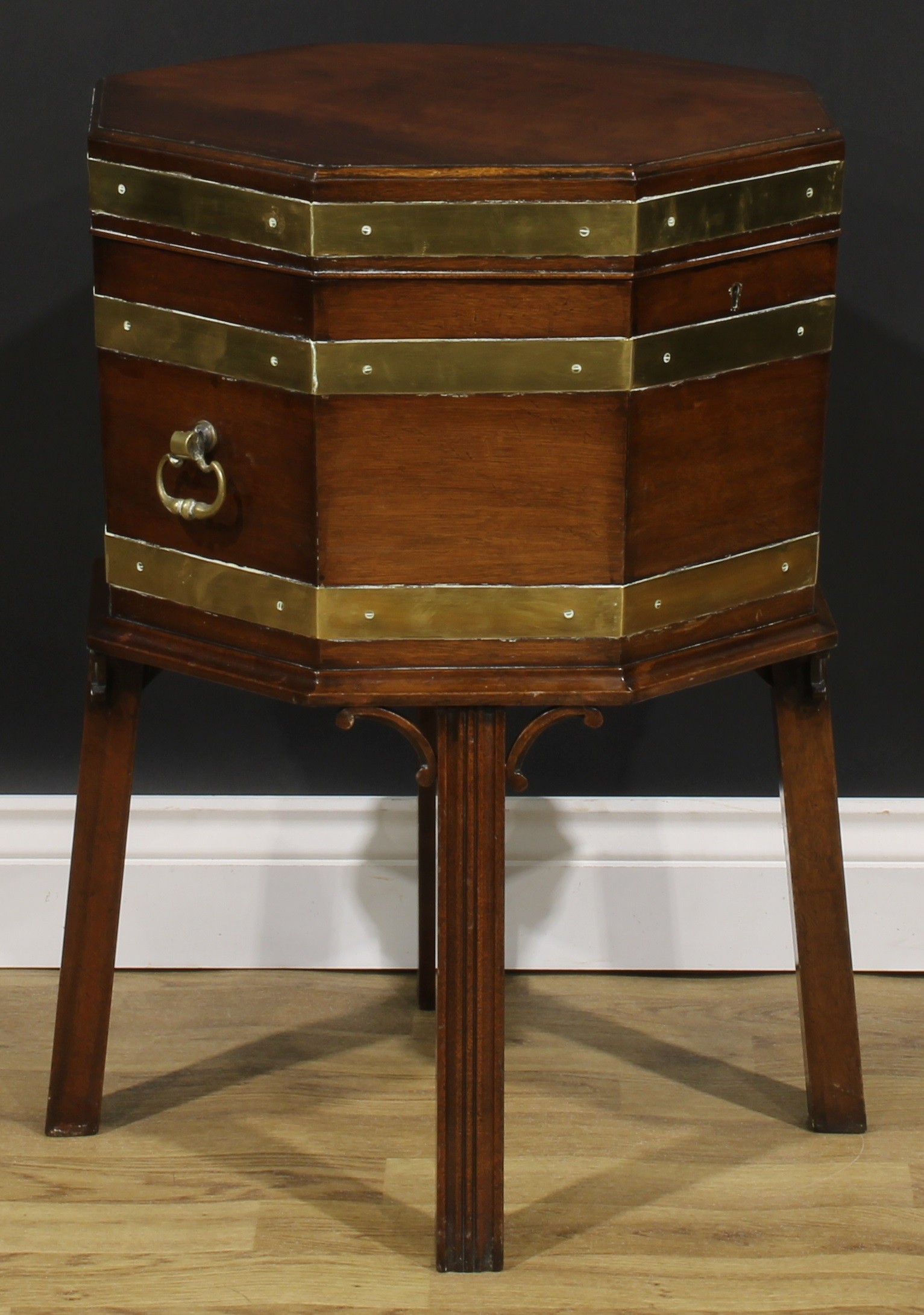 A George III Revival brass-bound mahogany octagonal cellarette or wine cooler, hinged top, removable - Image 3 of 6