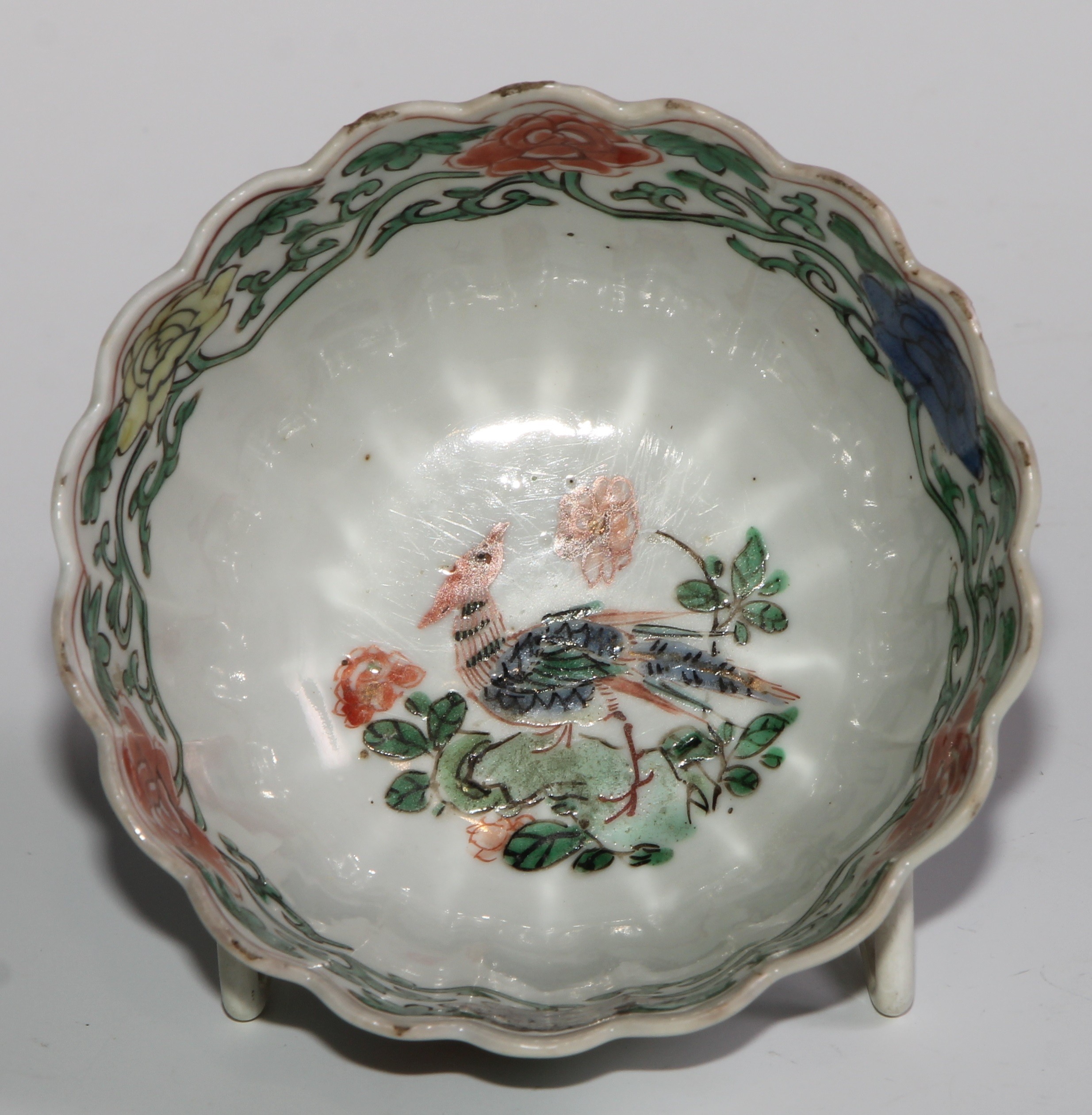 An 18th century Chinese shaped circular tea bowl or wine cup, painted in the famille verte palette - Image 5 of 6