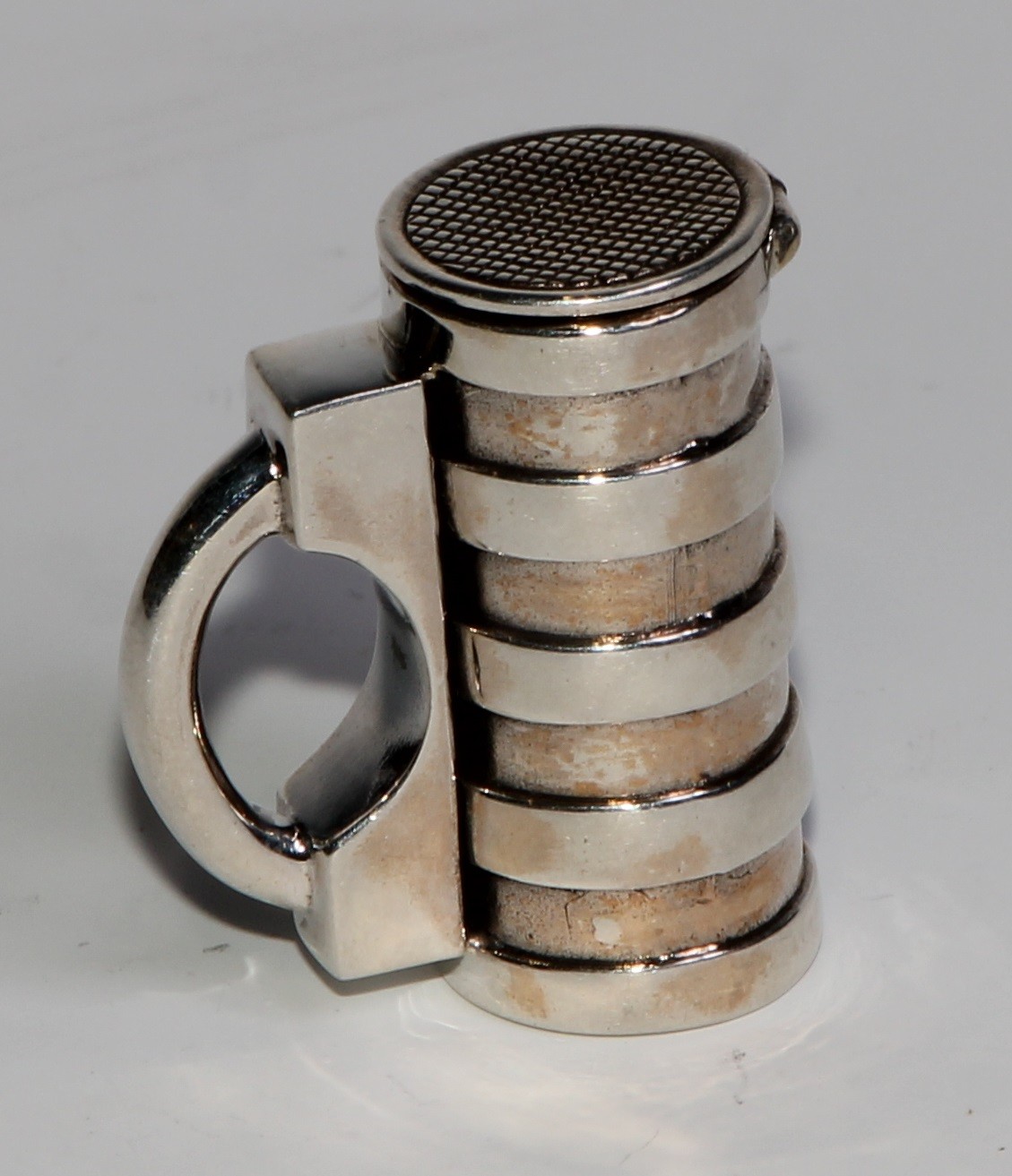 A sterling silver novelty vesta case, as a barrel shaped padlock, 3cm wide - Image 2 of 5