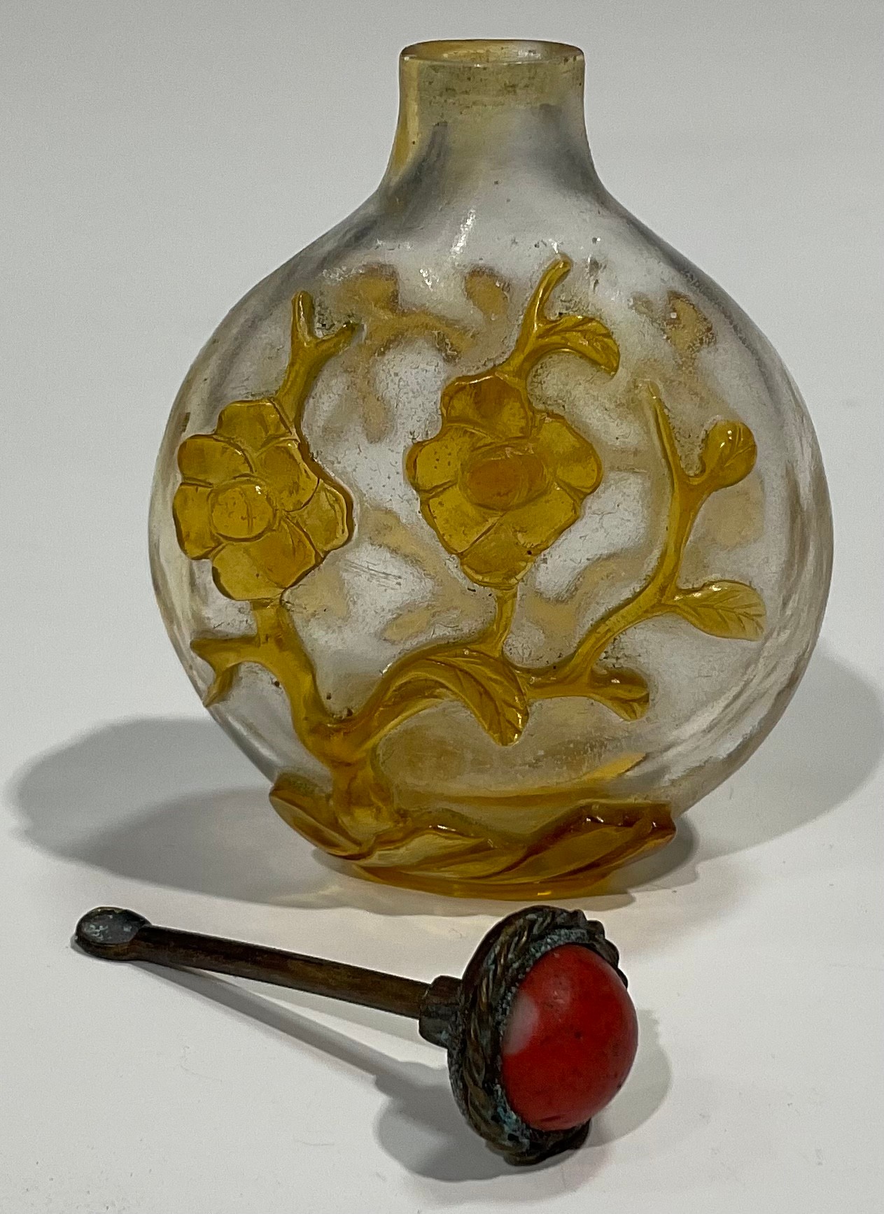 A Chinese Peking glass ovoid snuff bottle, decorated in red overlay with fantail fish against a - Image 11 of 12