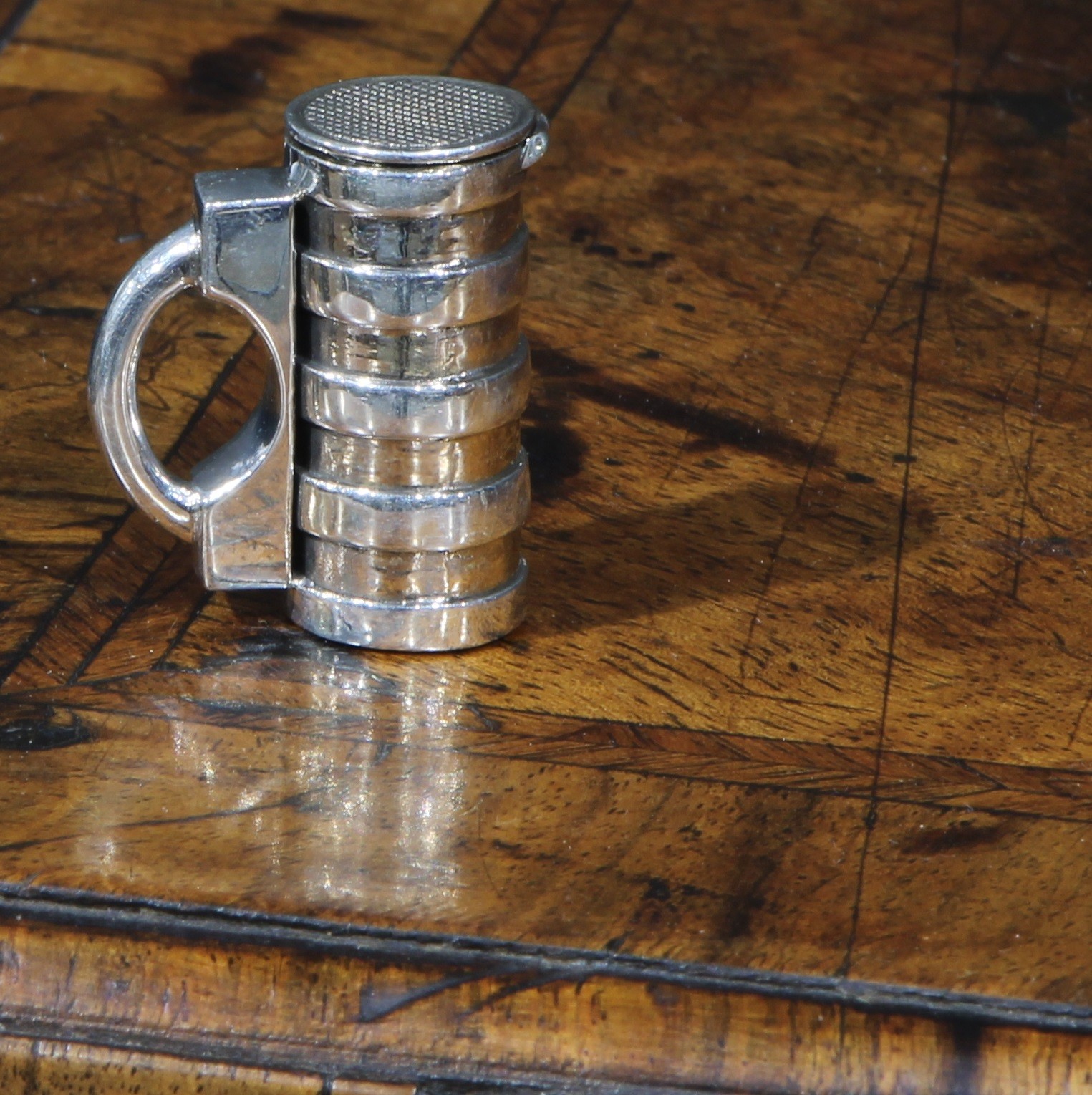 A sterling silver novelty vesta case, as a barrel shaped padlock, 3cm wide