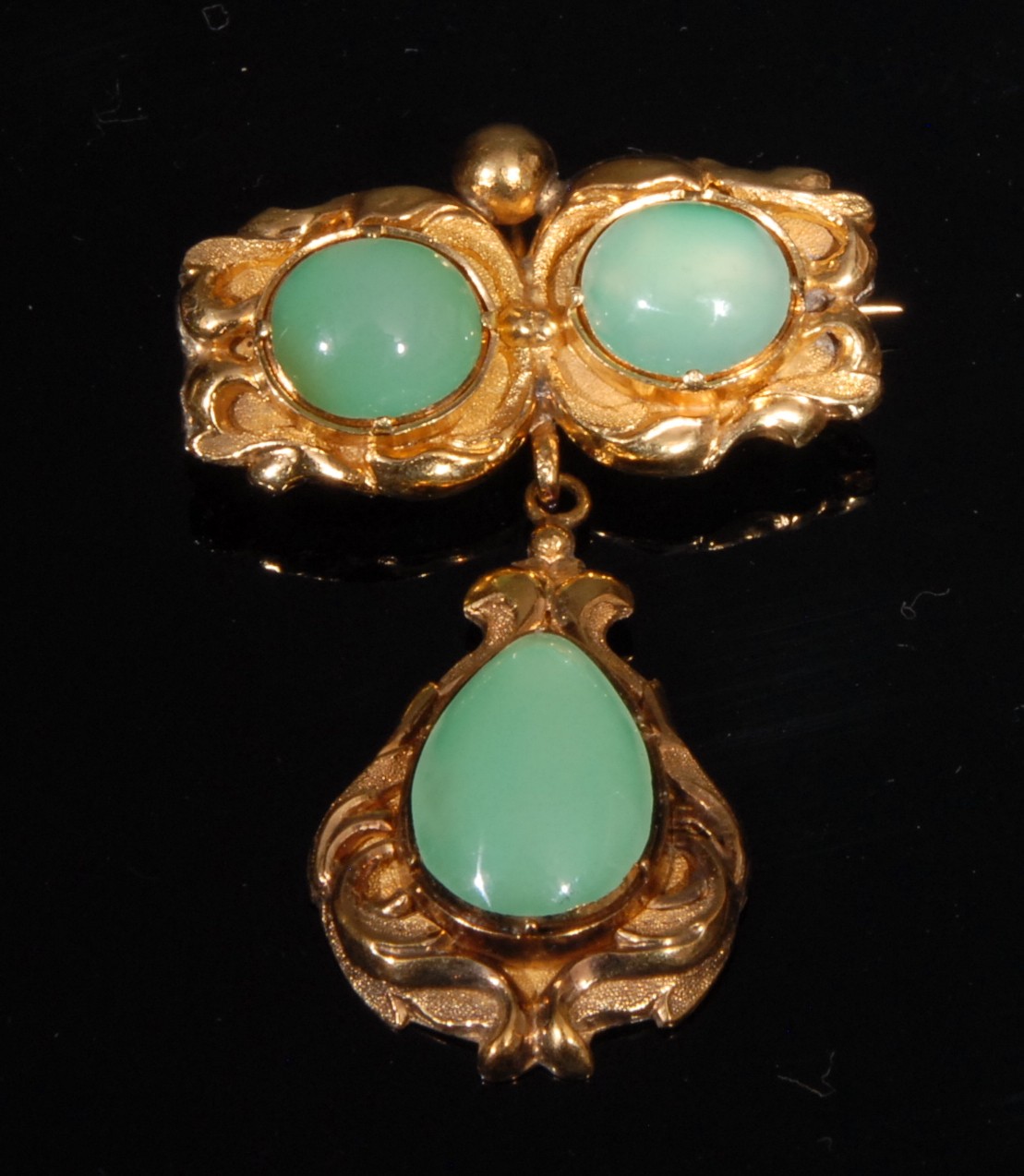 A composed suite of 18ct and 15ct gold jewellery set with polished jade , comprising, an 18ct gold - Image 4 of 5