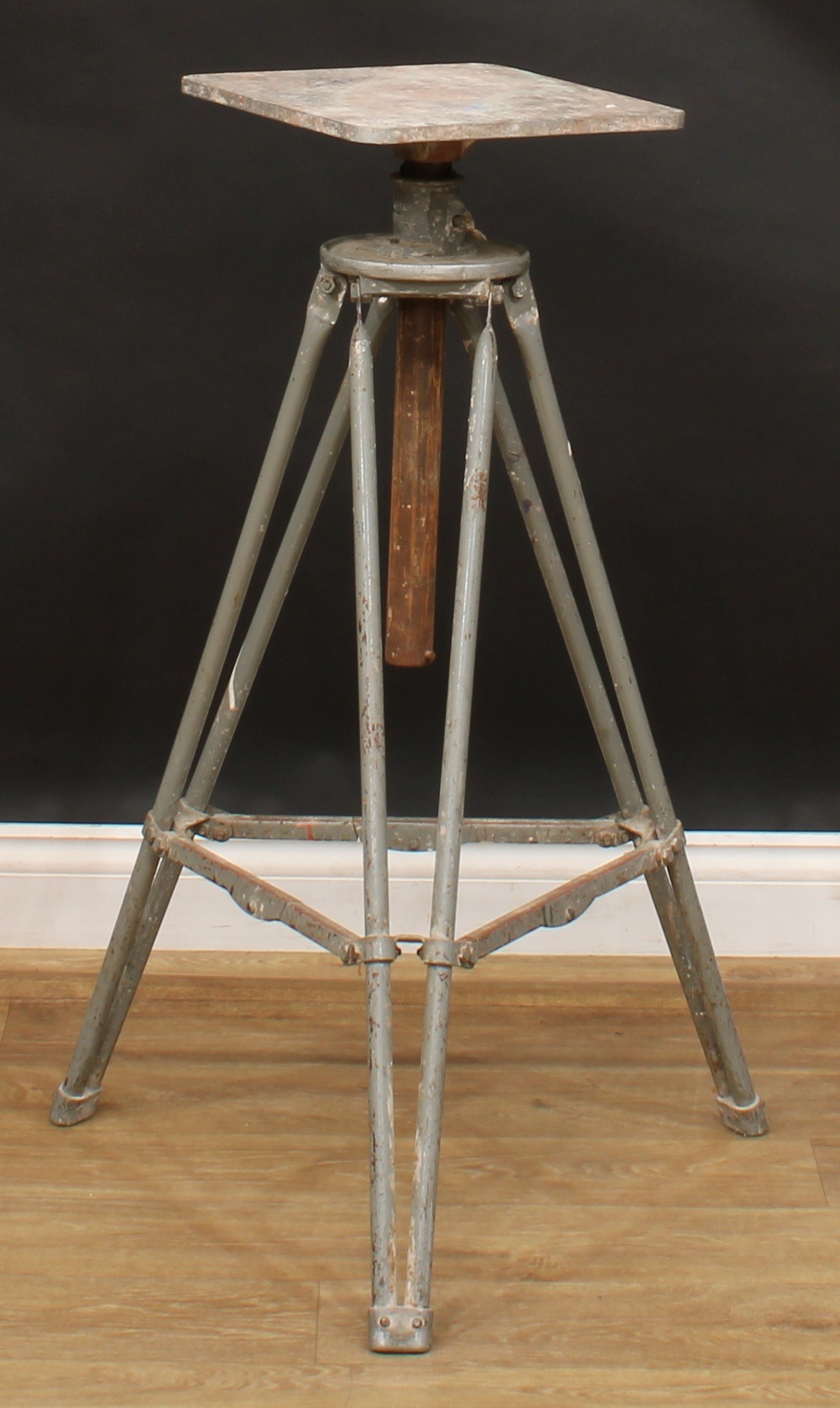 A mid-20th century height-adjustable tripod modelling stand, the Scopas Modelling Stand by Alec - Image 3 of 4