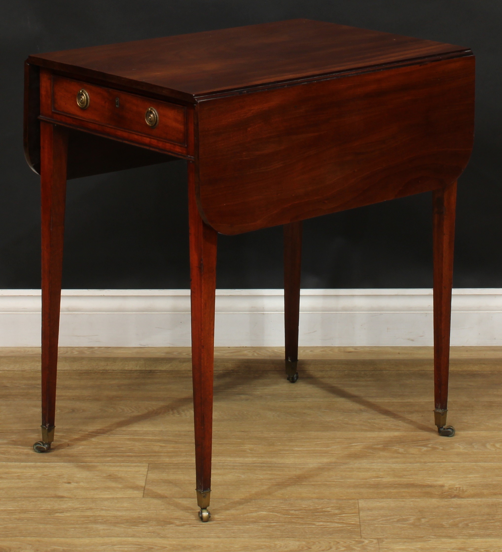 A George III mahogany Pembroke table, of small and neat proportions, rounded rectangular top with - Image 6 of 7