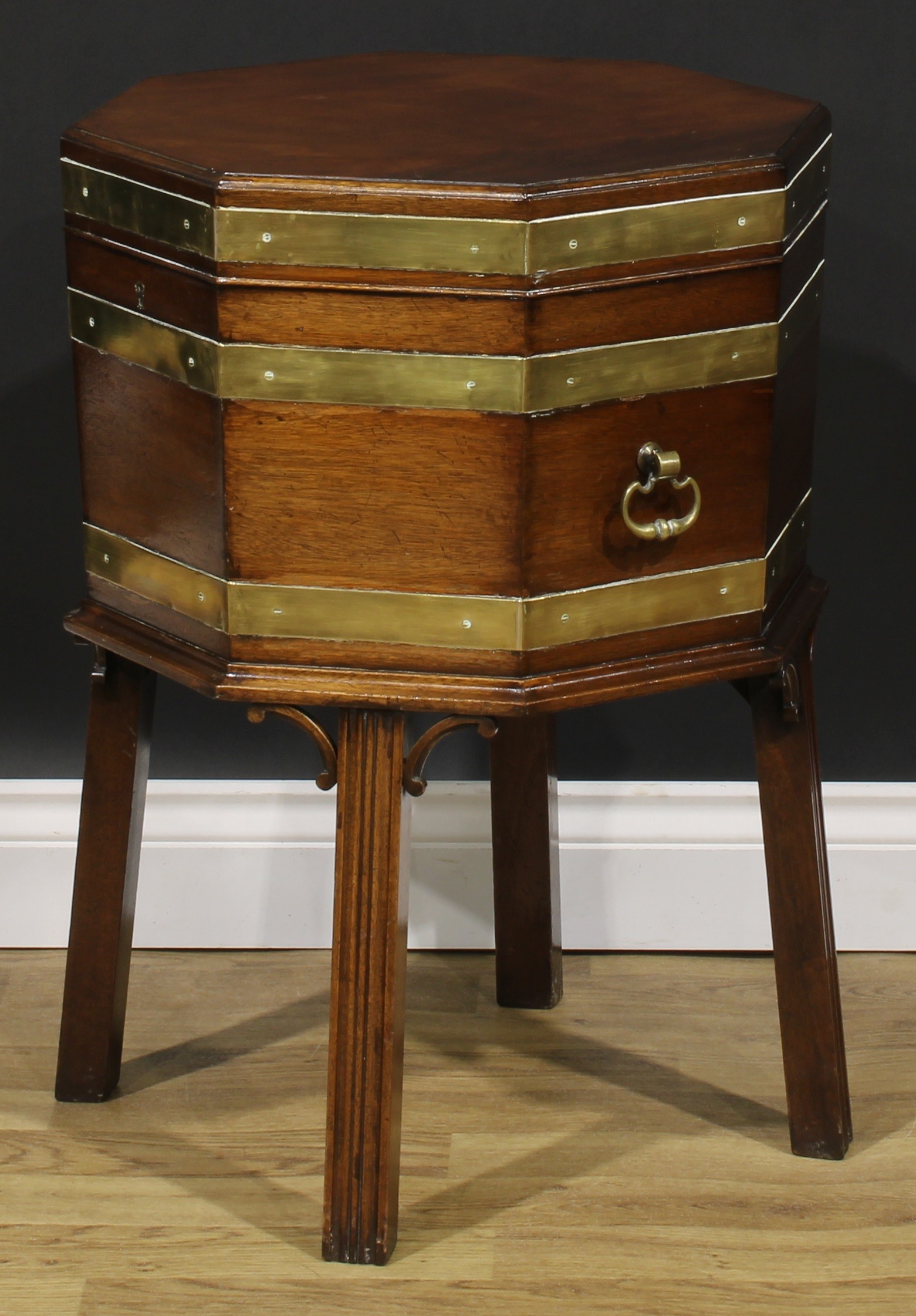 A George III Revival brass-bound mahogany octagonal cellarette or wine cooler, hinged top, removable - Image 5 of 6