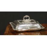 A George III silver incurved rectangular entree dish, bayonet loop handle with acanthus boss,