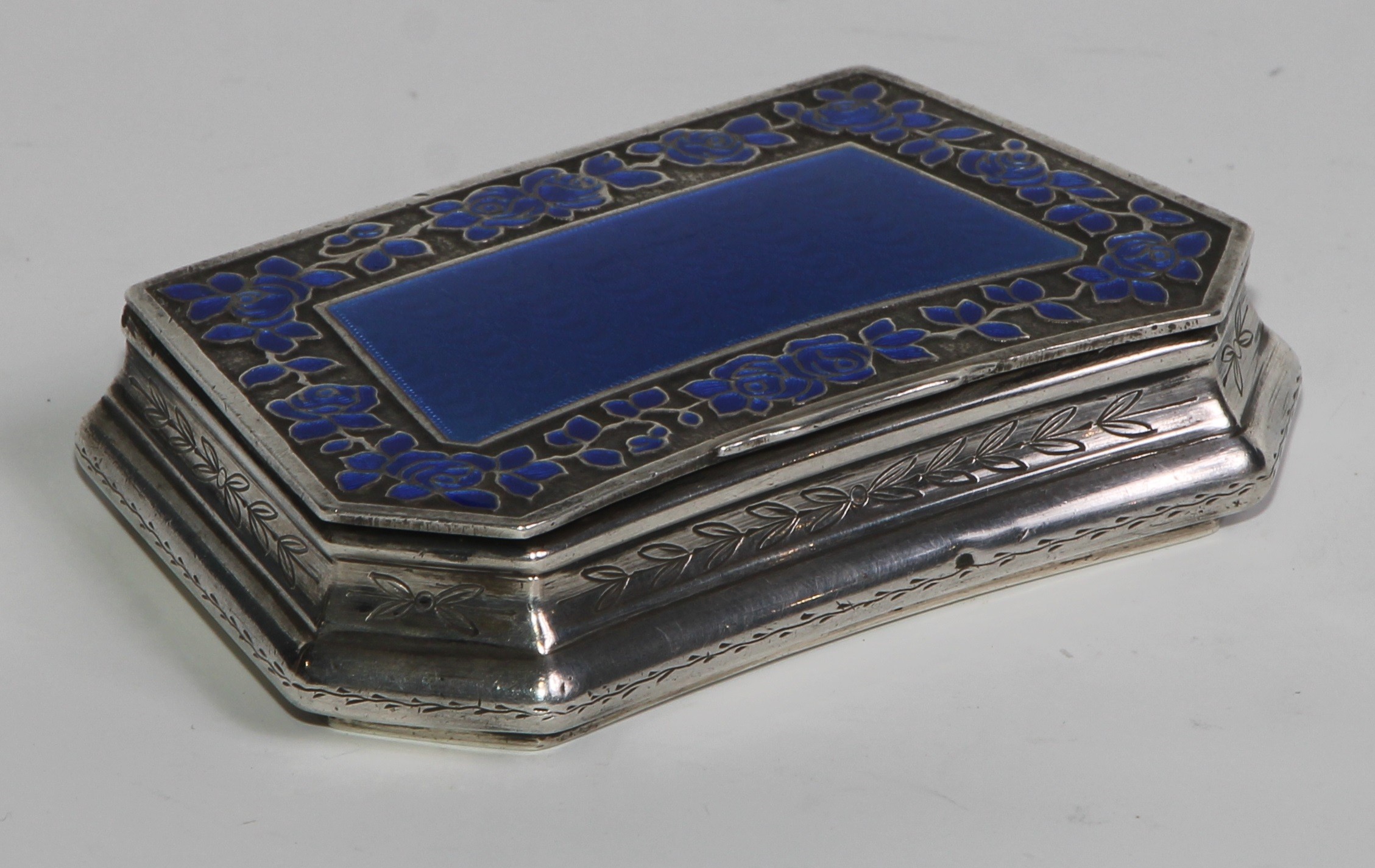 An early 20th century French silver and enamel lozenge shaped snuff box, hinged cover with blue - Image 3 of 6