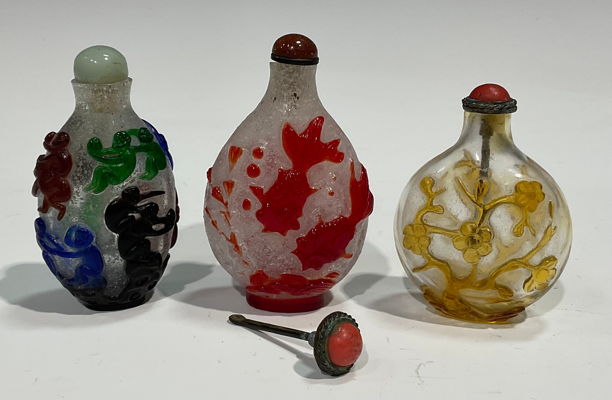 A Chinese Peking glass ovoid snuff bottle, decorated in red overlay with fantail fish against a - Image 5 of 12