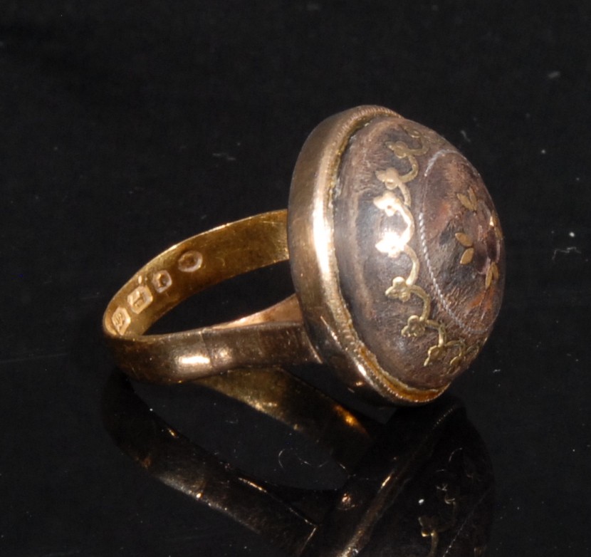 A composed suite of 19th century tortoise shell gold inlaid jewellery, comprising a 22ct gold - Image 3 of 6