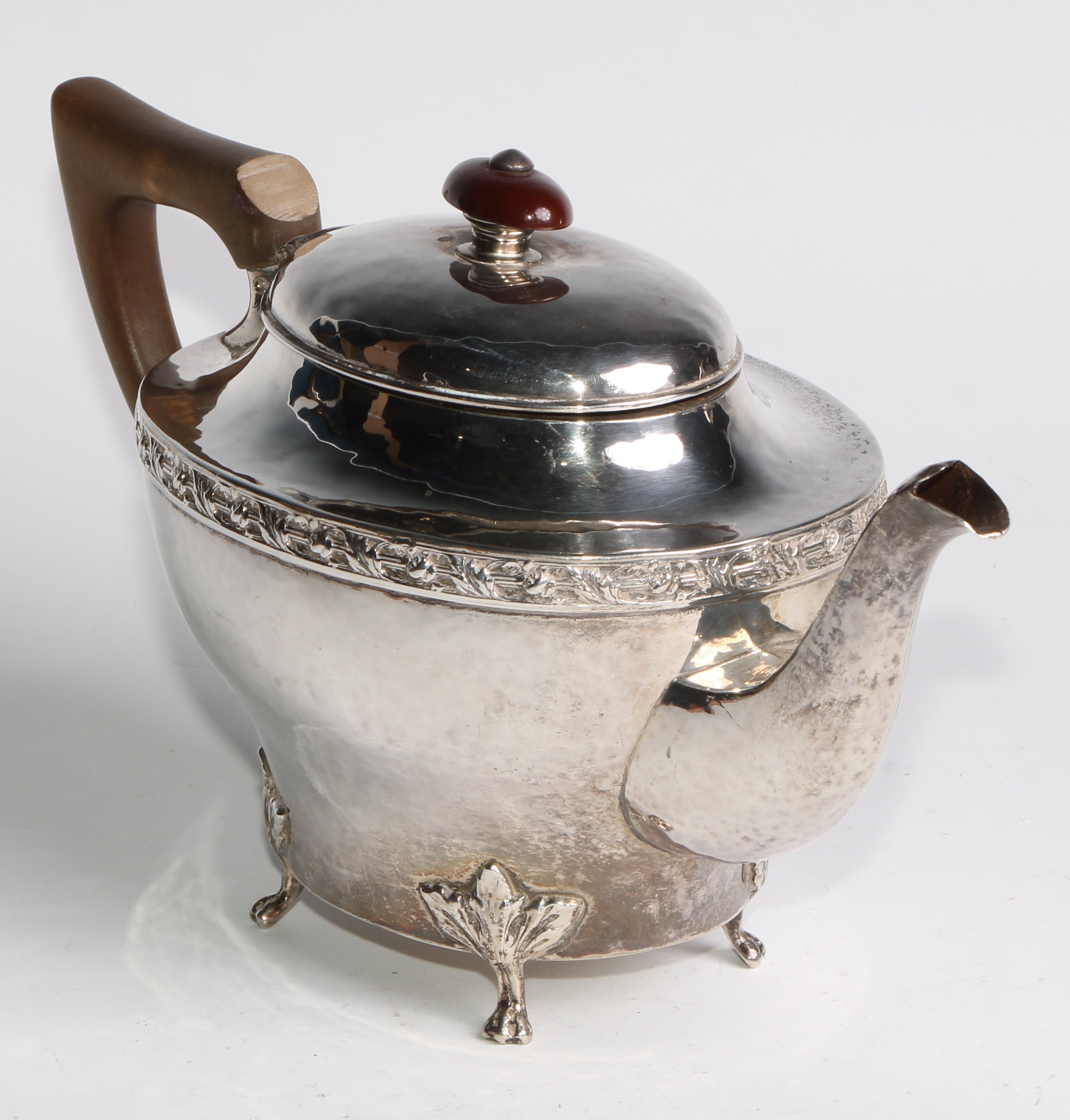 An Arts and Crafts silver three piece tea service, comprising teapot, hot water pot and sugar basin, - Image 4 of 15