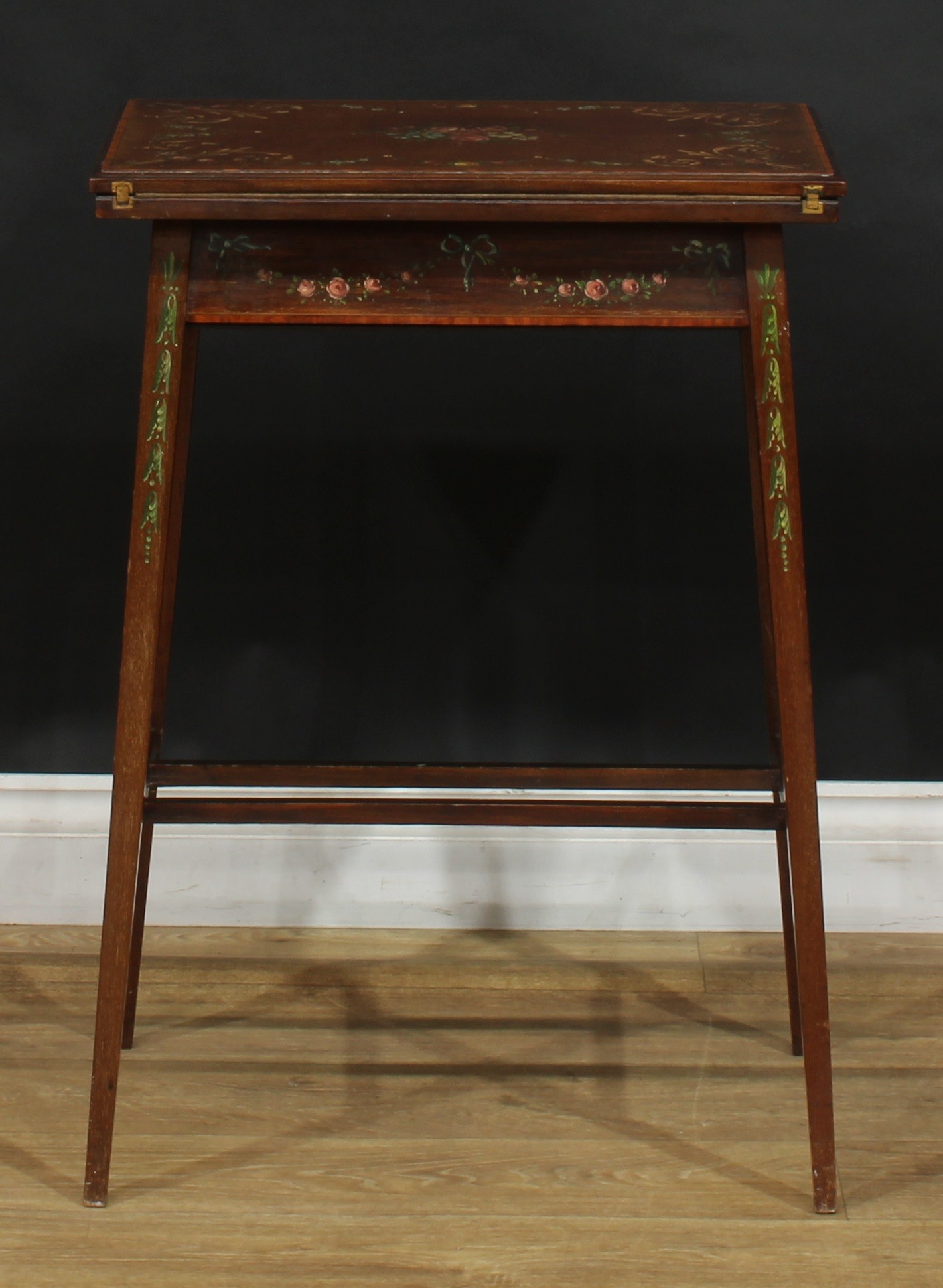 A Sheraton Revival satinwood crossbanded and painted mahogany card table, hinged top enclosing a - Image 5 of 6