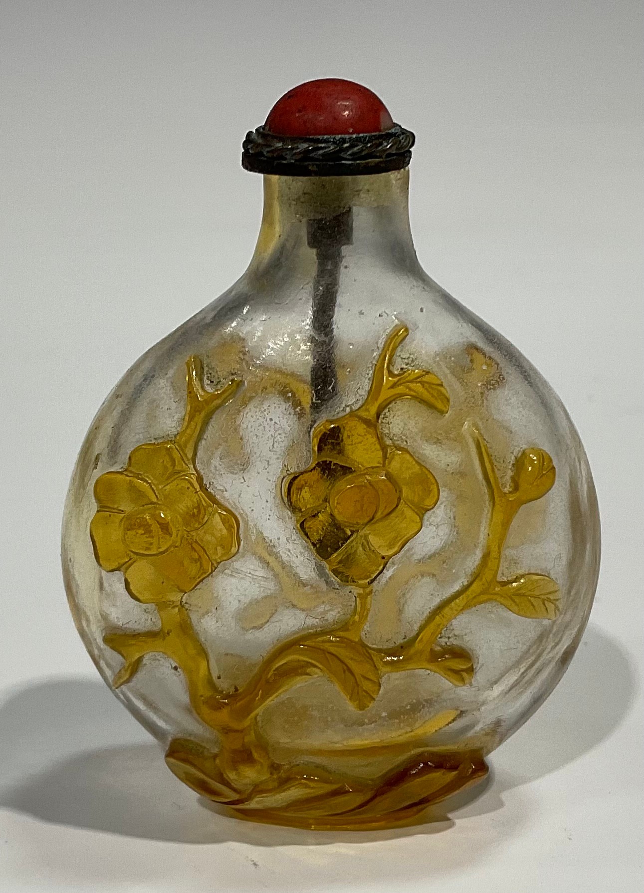 A Chinese Peking glass ovoid snuff bottle, decorated in red overlay with fantail fish against a - Image 10 of 12