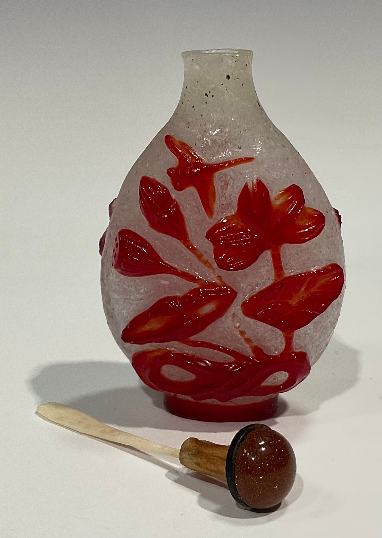 A Chinese Peking glass ovoid snuff bottle, decorated in red overlay with fantail fish against a - Image 4 of 12