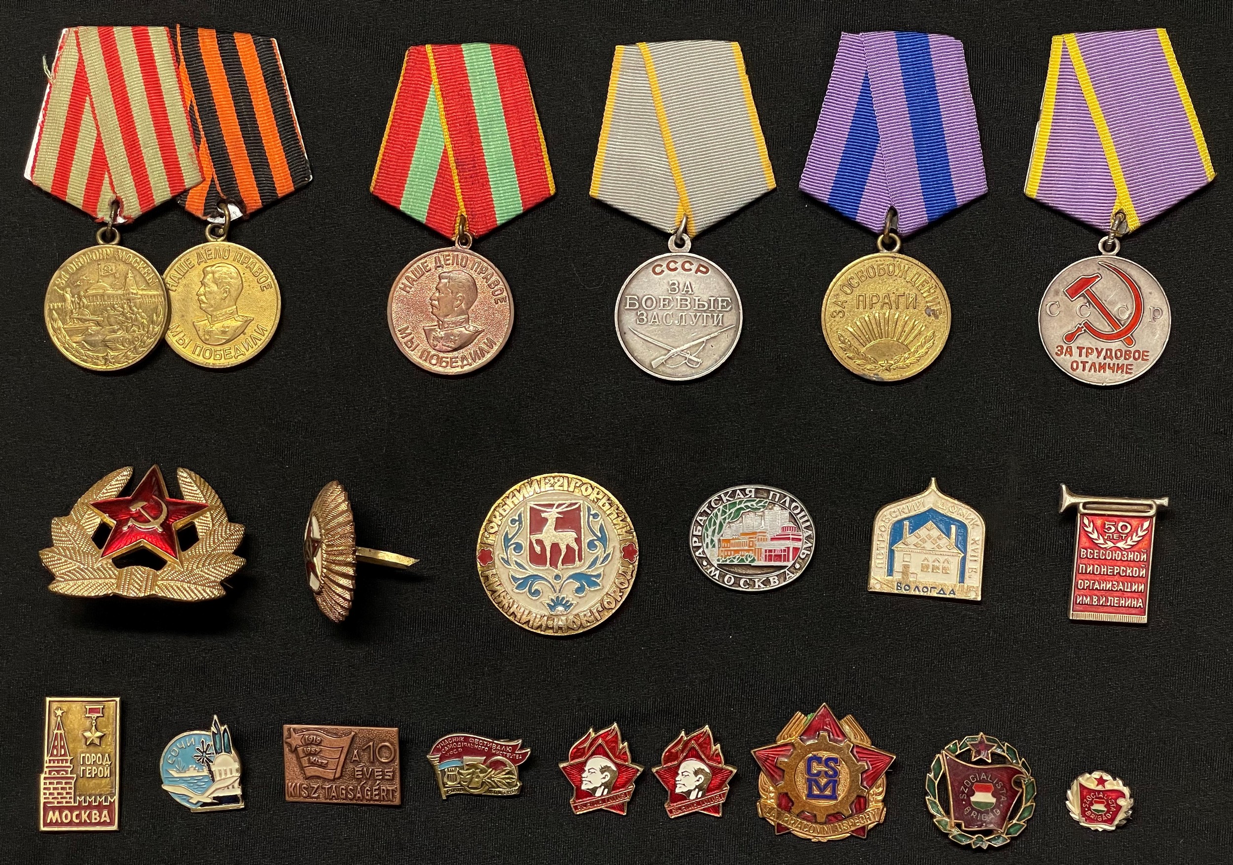 WW2 USSR Soviet Medals & later post war insignia collection to include: WW2 Defence of Moscow &