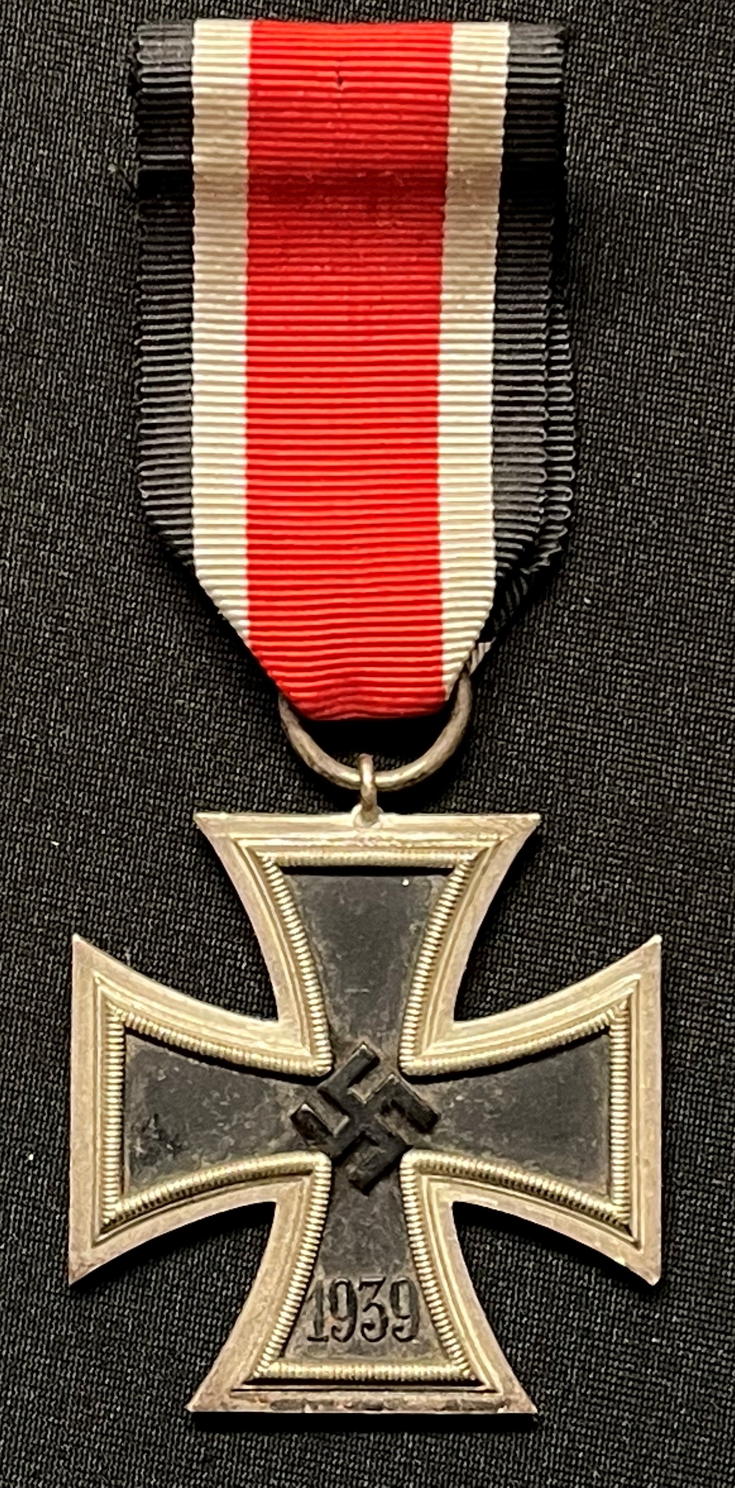 WW2 Third Reich Eisernes Kreuz 2. Klasse. Iron Cross 2nd class 1939. Complete with ribbon. No makers - Image 4 of 4