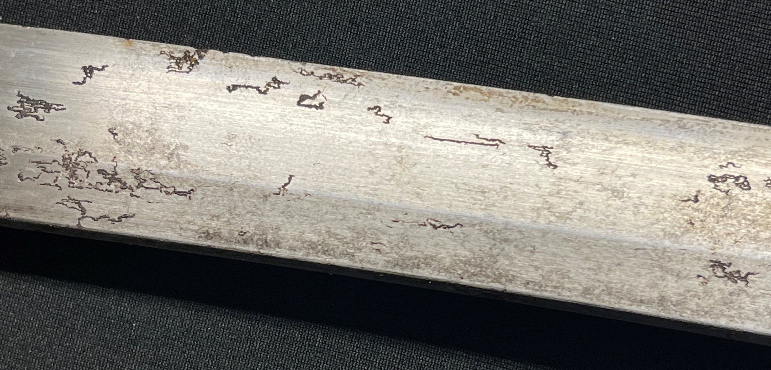 Japanese Katana with single edged blade 640mm in length. Tang is signed. Two holes to tang. - Image 24 of 37