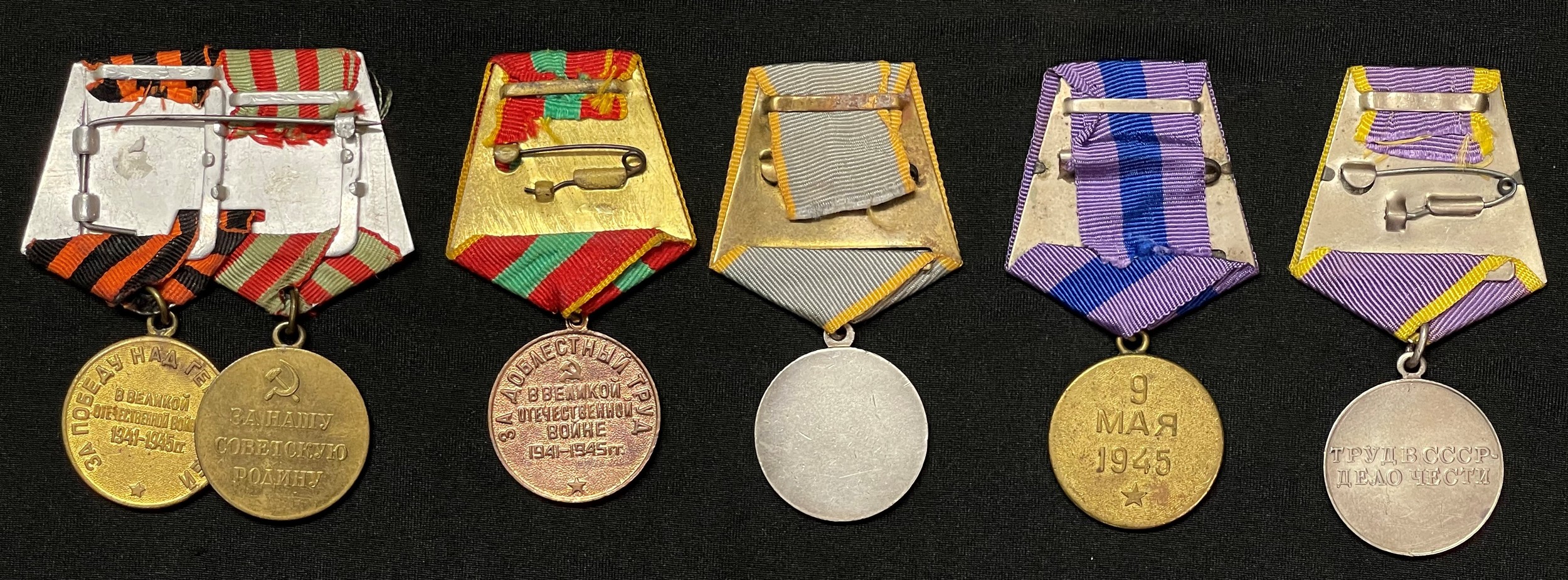 WW2 USSR Soviet Medals & later post war insignia collection to include: WW2 Defence of Moscow & - Image 2 of 8