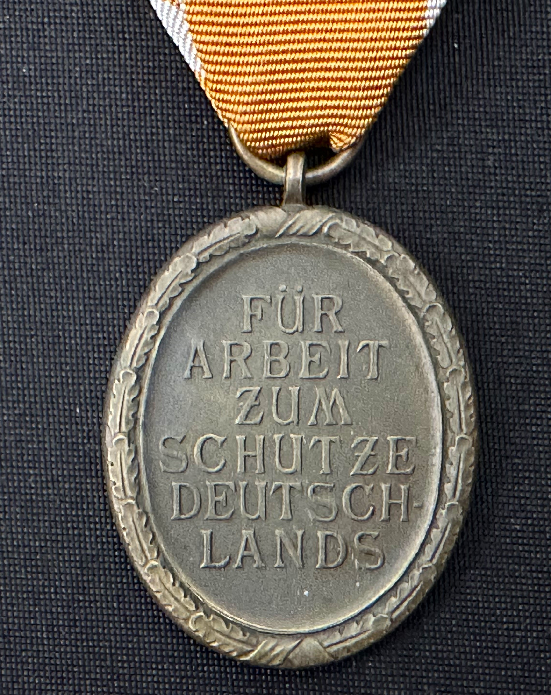 WW2 Third Reich Deutsches Schutzwall-Ehrenzeichen - West Wall Medal. Complete with ribbon and in - Image 3 of 4