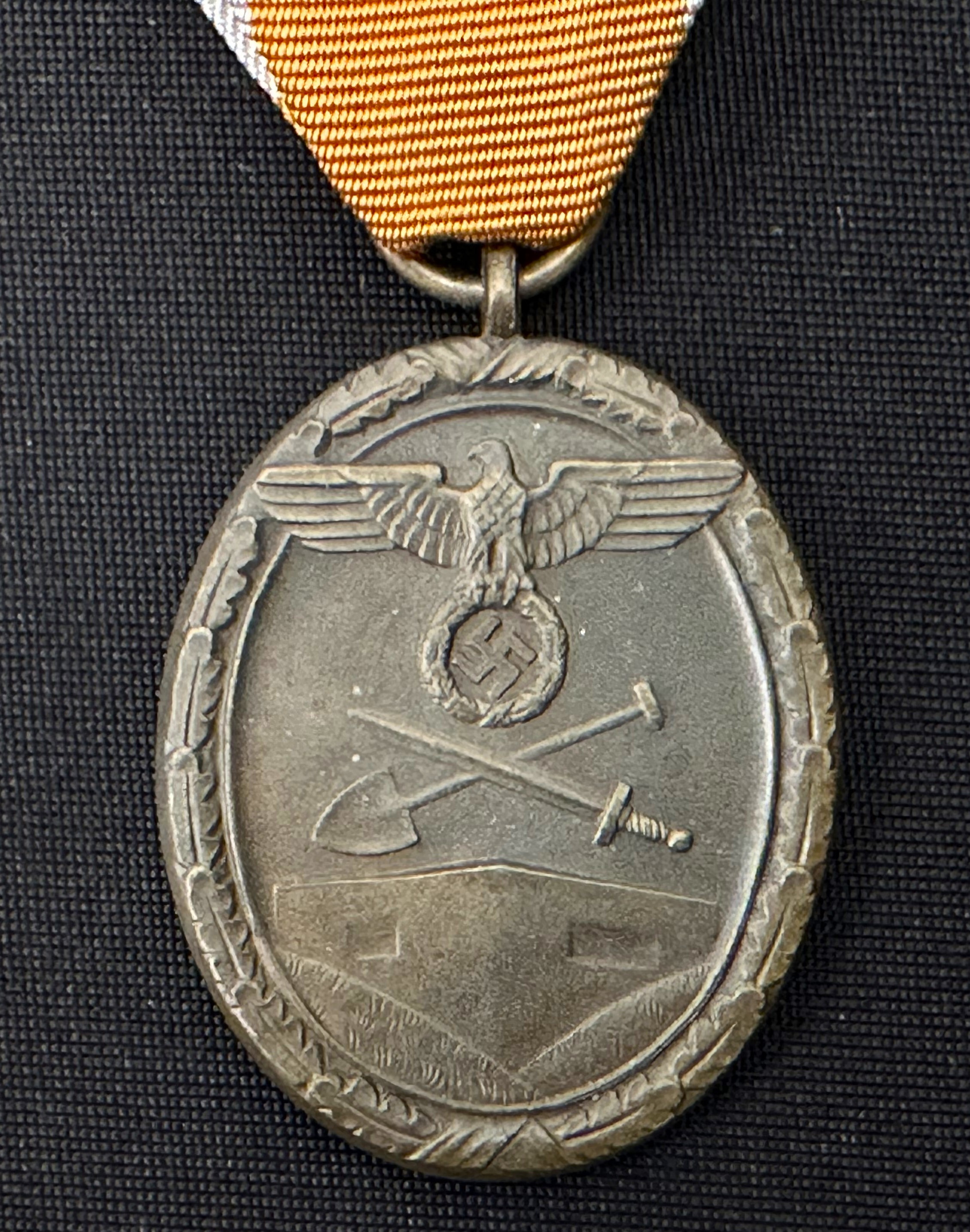 WW2 Third Reich Deutsches Schutzwall-Ehrenzeichen - West Wall Medal. Complete with ribbon and in - Image 4 of 4