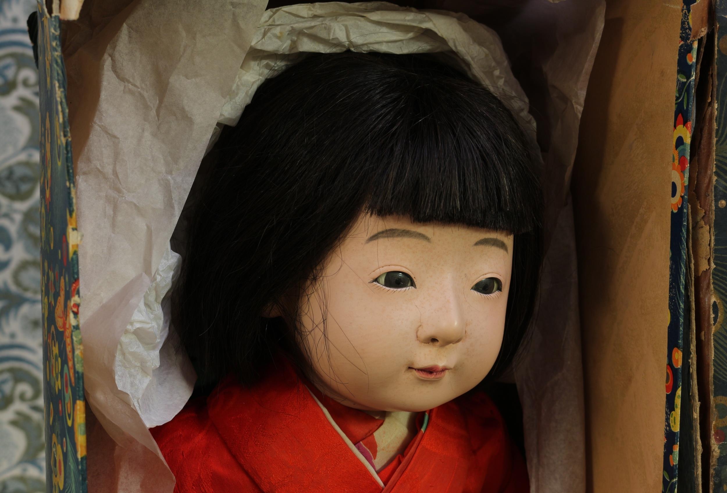 A 1930's Japanese gofun Ichimatsu traditional doll, the gofun head with inset eyes and painted - Image 2 of 2