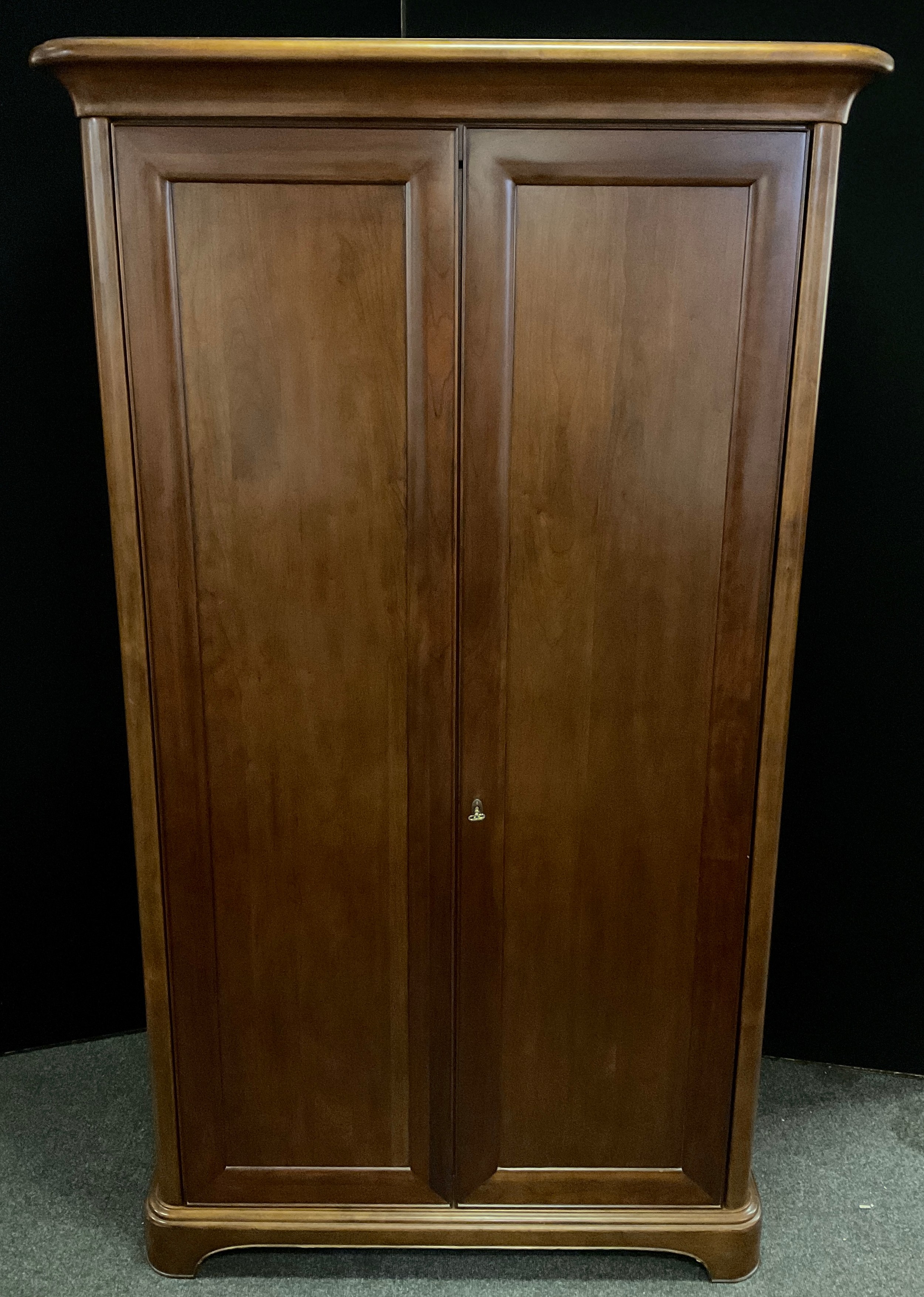 A Willis and Gambier mahogany wardrobe, over-sailing cornice, above a pair of panelled doors, single - Image 2 of 2