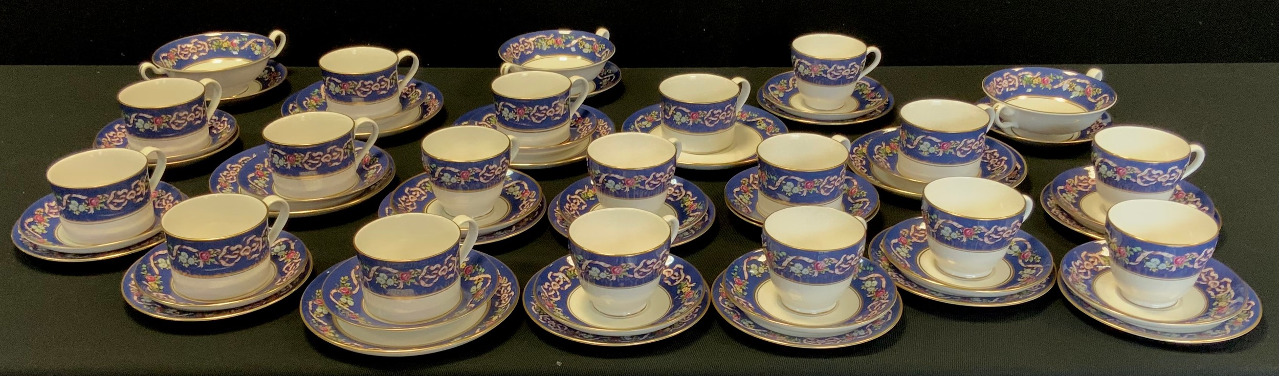 An extensive Spode Ribbons and Roses pattern dinner, tea and coffee service, inc three oval meat - Image 4 of 4