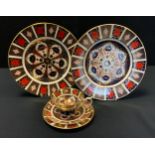 A pair of Royal Crown Derby 1128 pattern plates; conforming trio (5)