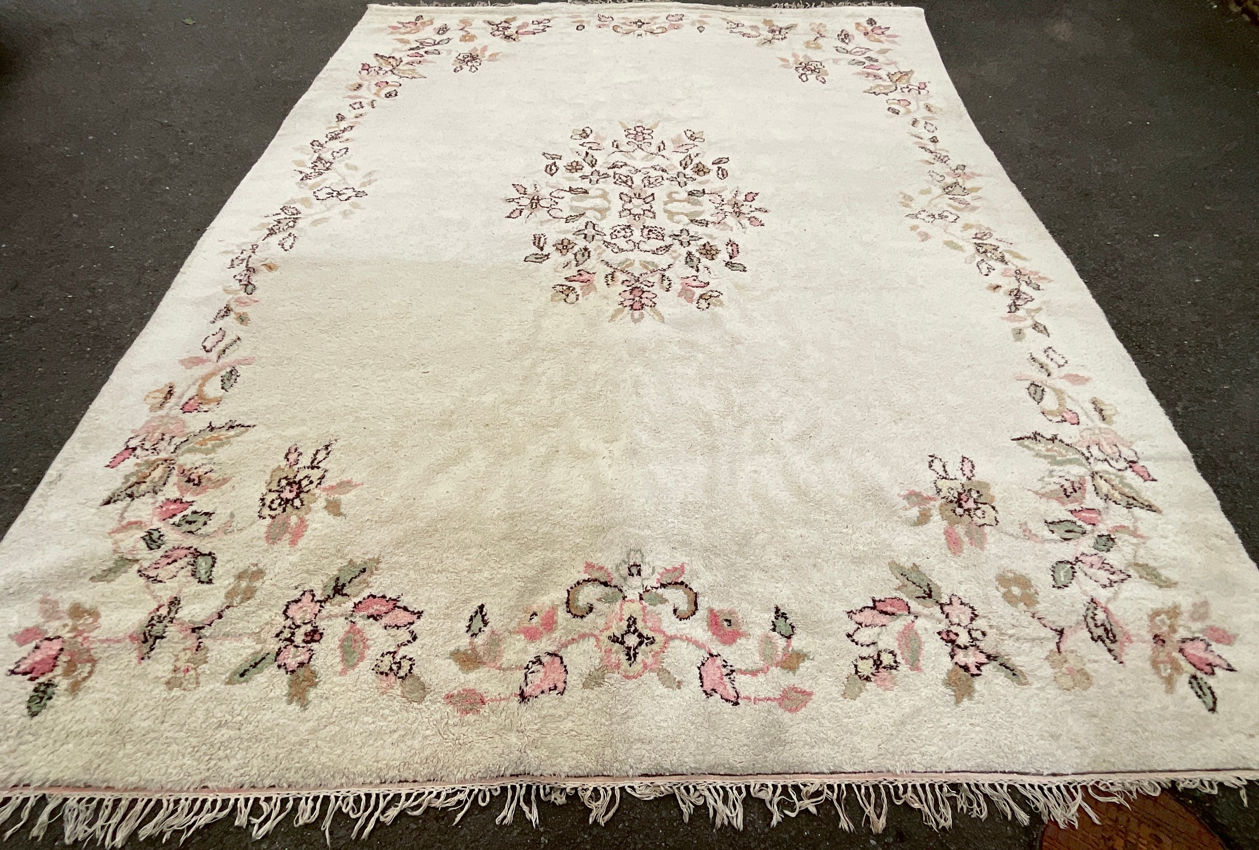 A large woollen rug / carpet, 444cm x 371cm.