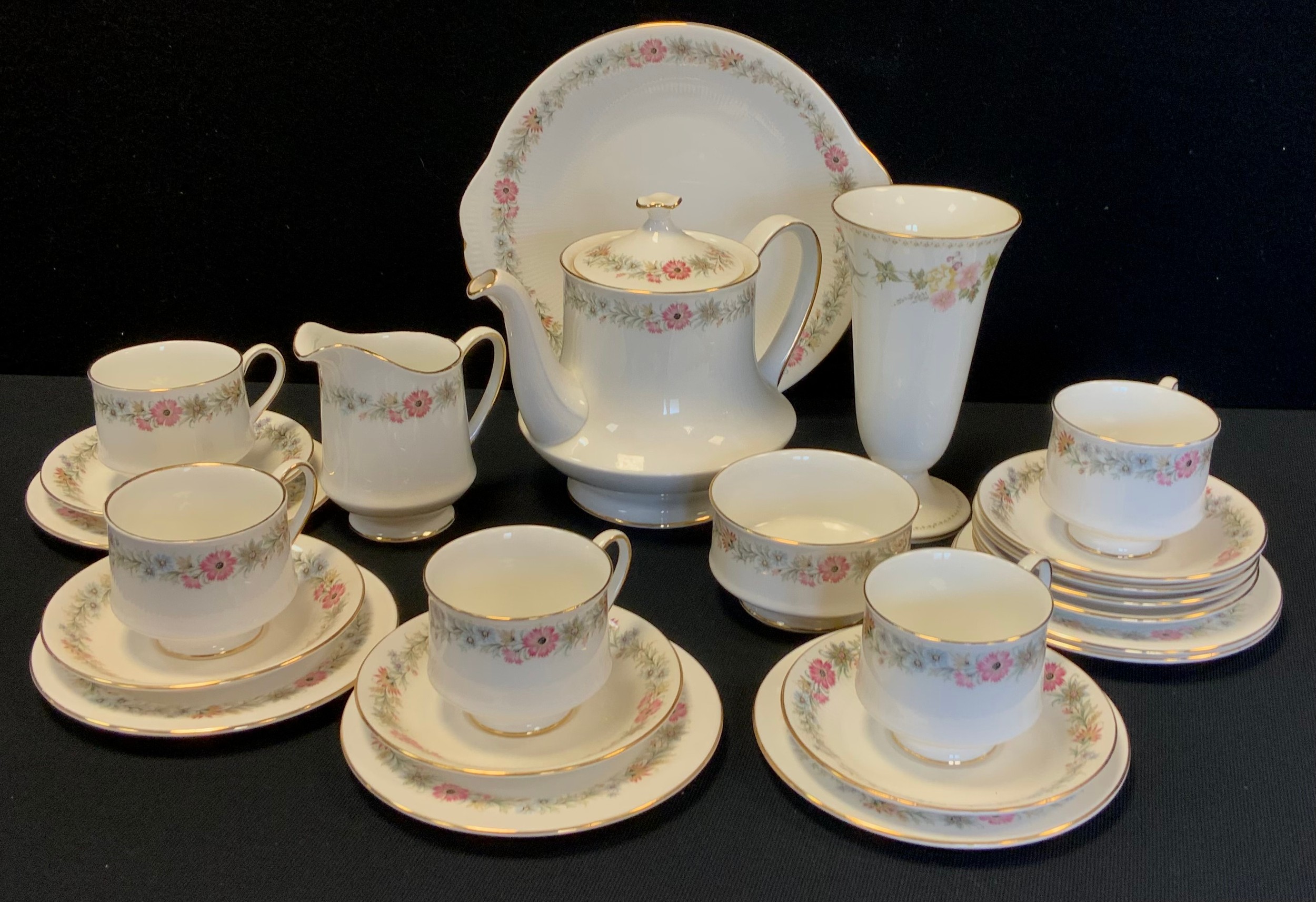 A Paragon Belinda pattern tea set, inc tea pot, five cups, six saucers, milk jug etc.