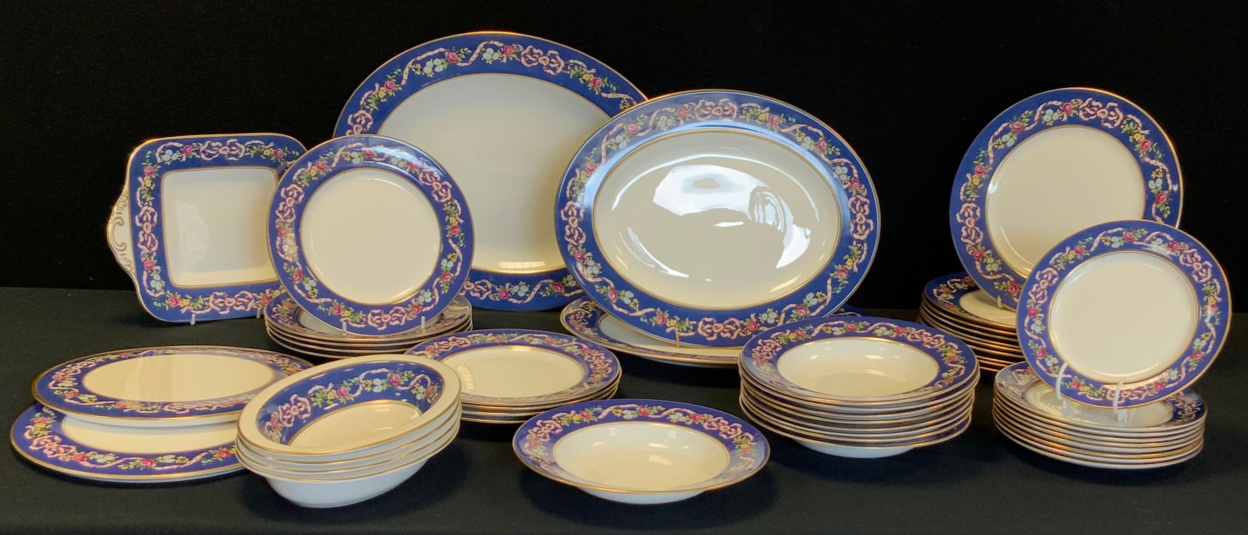 An extensive Spode Ribbons and Roses pattern dinner, tea and coffee service, inc three oval meat - Image 3 of 4