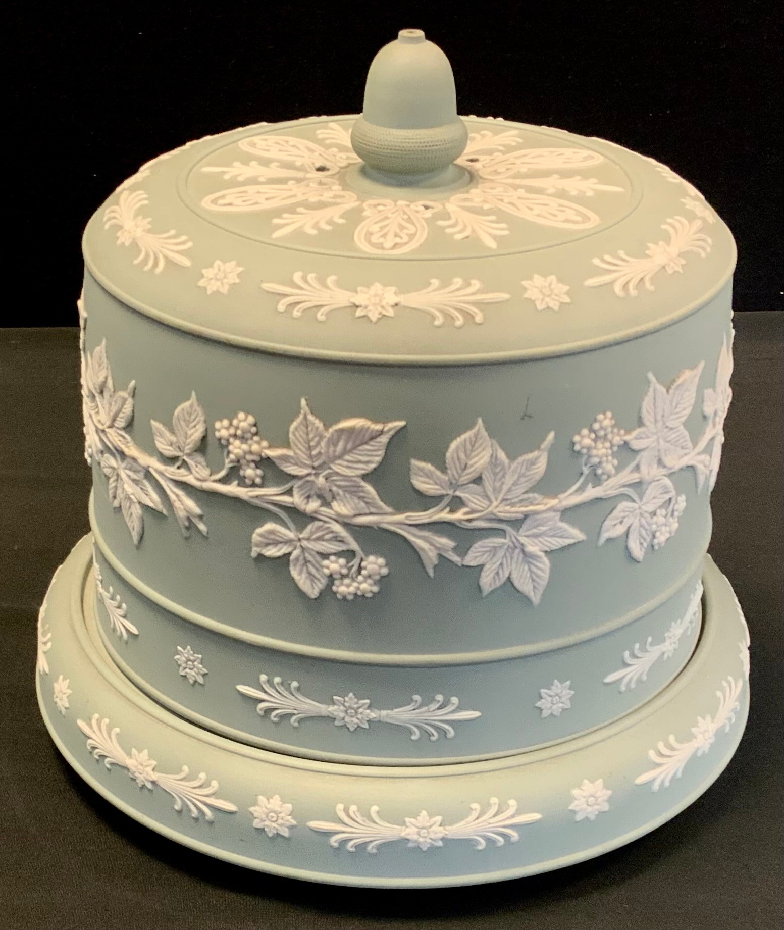 A late 19th/early 20th century Cheese cloche, possibly Dudson, with floral sprigs on a light green