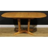 An Ercol extending dining table, integral additional leaf, 73cm high, 120cm extending to 167.5cm