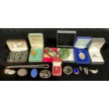 A quantity of jewellery including Victorian mourning brooch, jade beads, opal rings etc