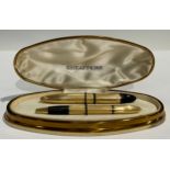 A Sheaffers 14k gold plated, bullet shaped gilt fountain pen, "Lifetime" knib, 10cm, an accompanying