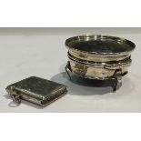 A George V silver circular trinket pot and cover, resting on three cabriole legs, 6.75cm diameter,