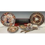 A Royal Crown Derby 2451 pattern cake slicer, boxed; a pair of 2451 pattern pistol grip tea
