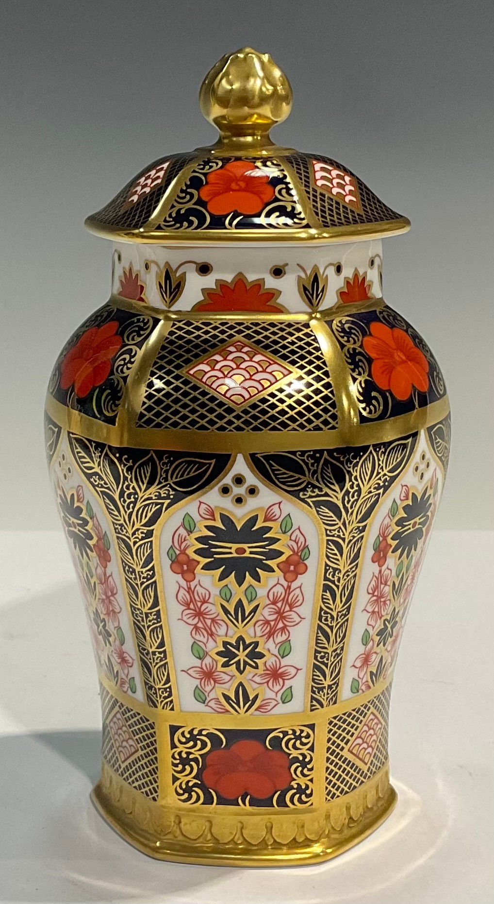 A Royal Crown Derby Imari 1128 pattern hexagonal inverted baluster ginger jar and cover, 16cm,