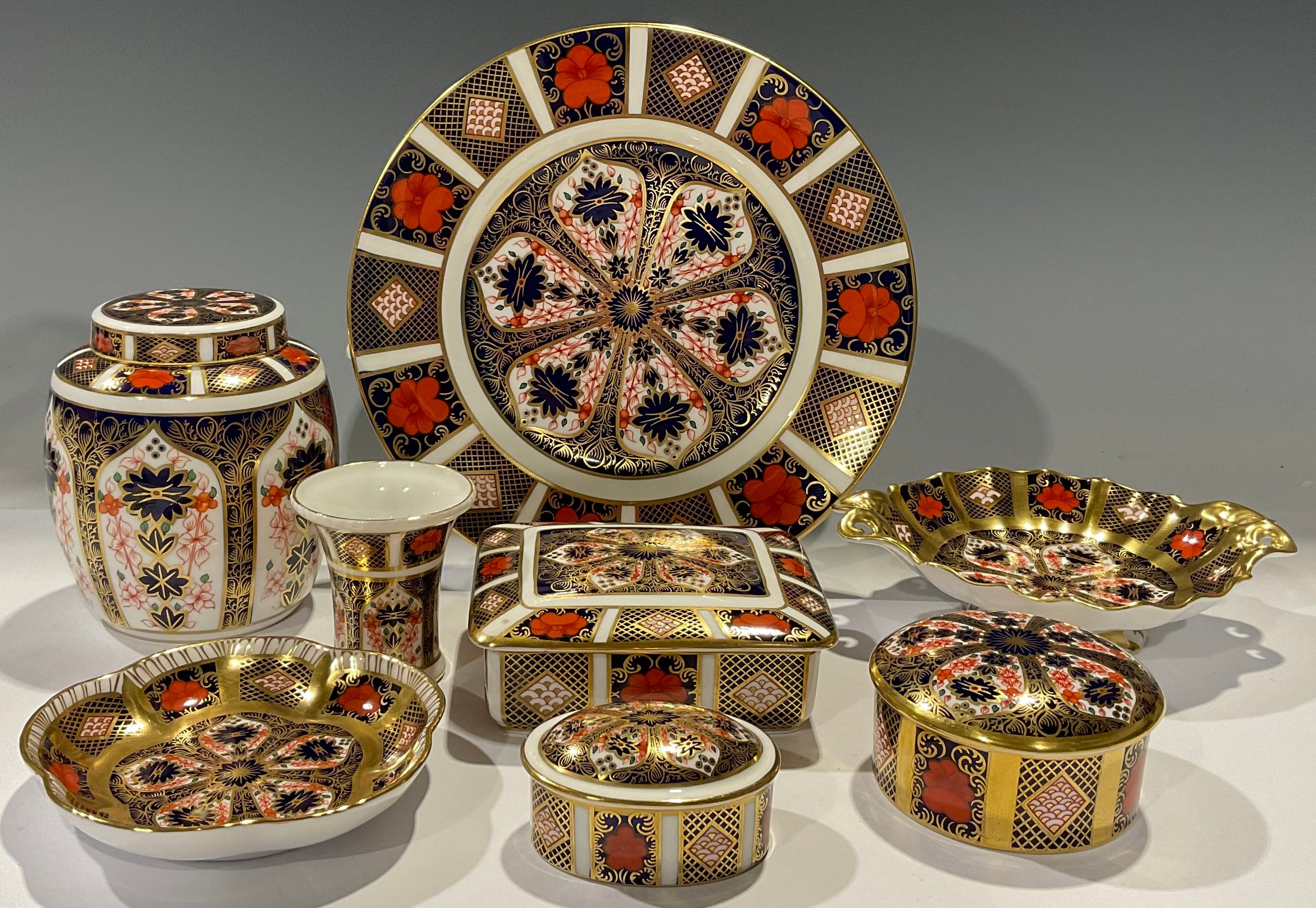 A Royal Crown Derby 1128 pattern ginger jar; a solid band box and cover; trinket dishes; etc, second