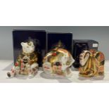 A Royal Crown Derby paperweight, Old Imari Honey Bear, gold stopper, 11cm, date code for 1997;