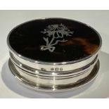 A George V silver, tortoiseshell and pique snuff box, London 1921